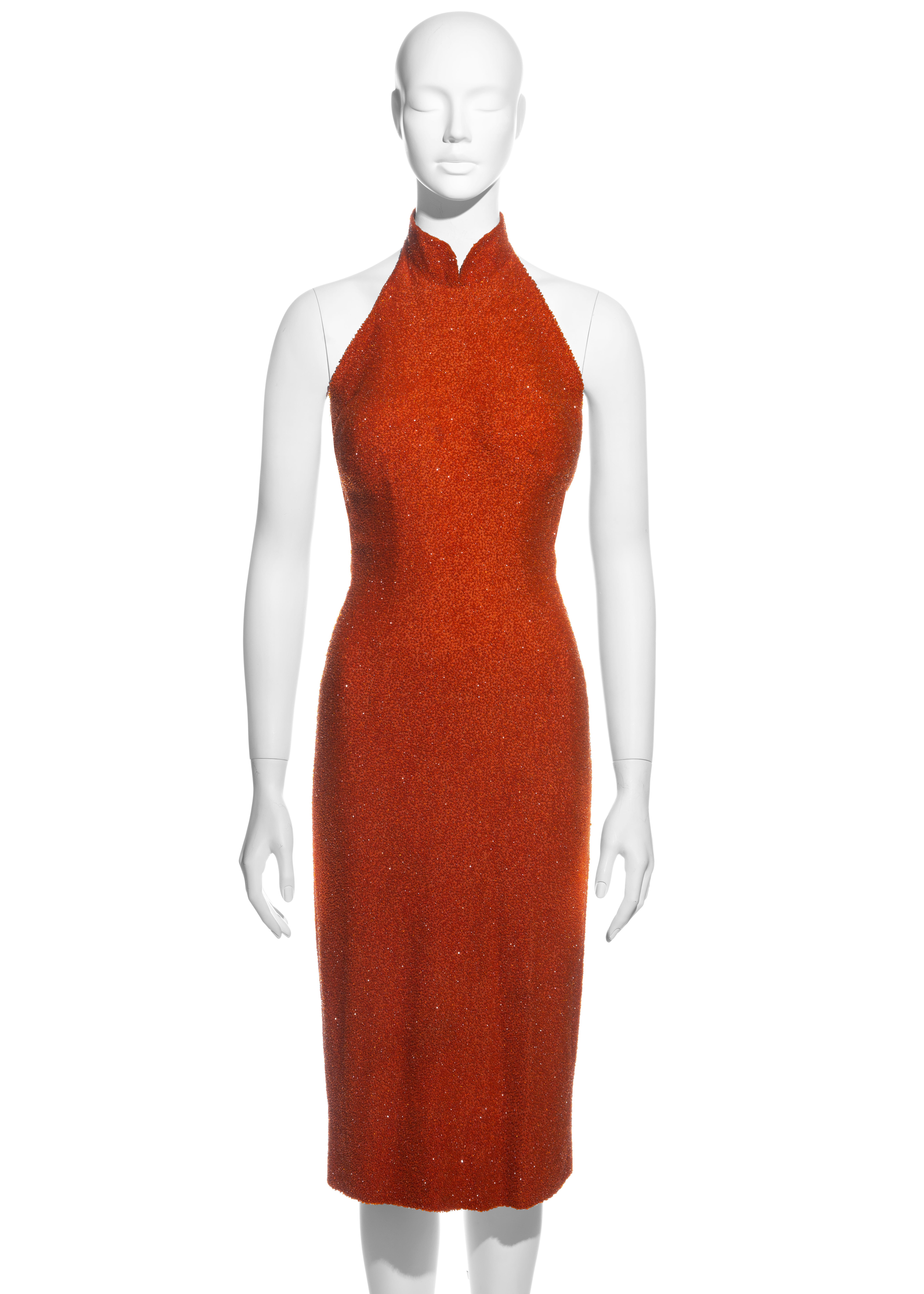 ▪ Cocktailkleid aus orangefarbener Seide mit Glasperlen
▪ Mandarinkragen 
▪ Eingebauter BH 
▪ Reißverschluss hinten
▪ Angepasste Taille 
▪ Nach Couture-Standard gefertigt 
▪ Unbekannter Designer
▪ c. 1960er Jahre  