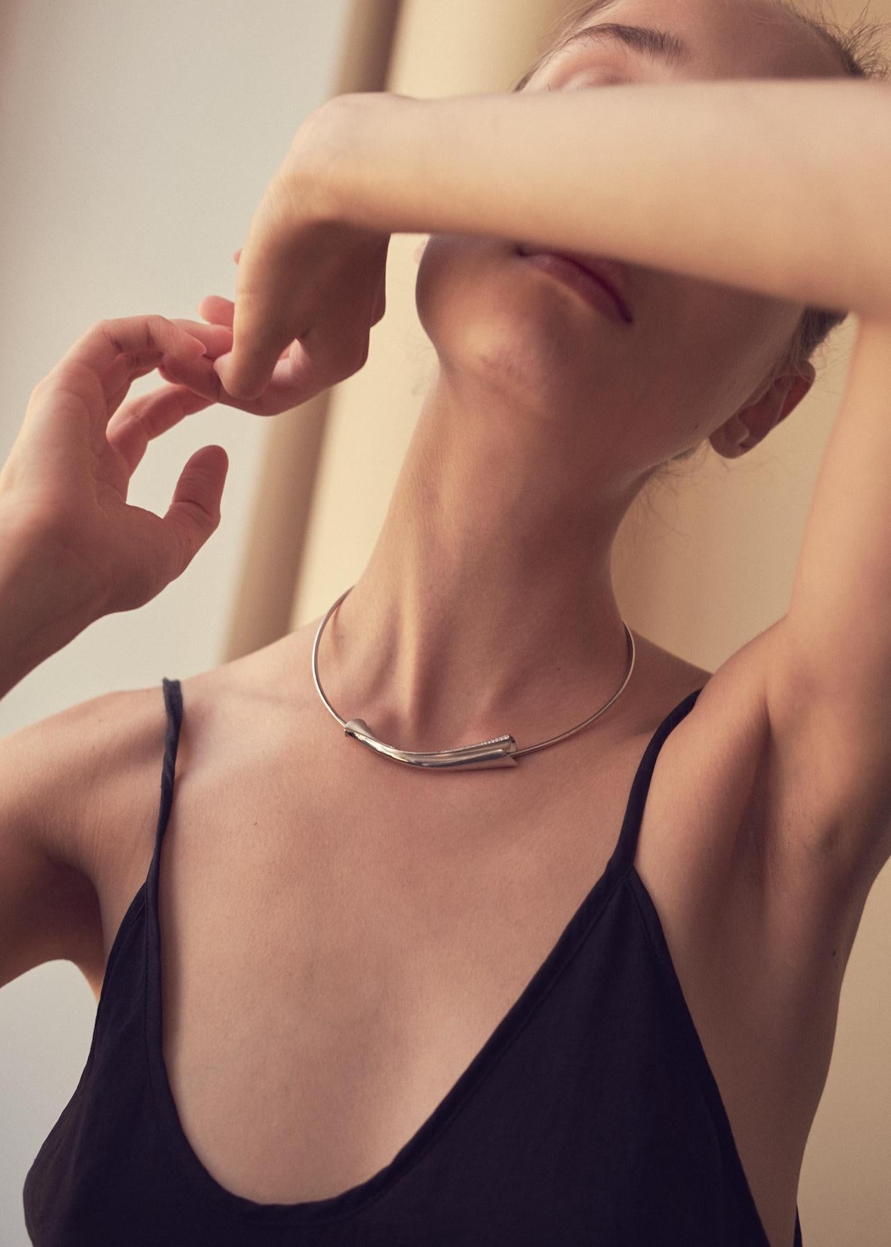 0,63 Karat Pav Diamanten Couture Skulpturale zeitgenössische Platin-Halskette mit Rohr im Zustand „Neu“ im Angebot in Bozeman, MT