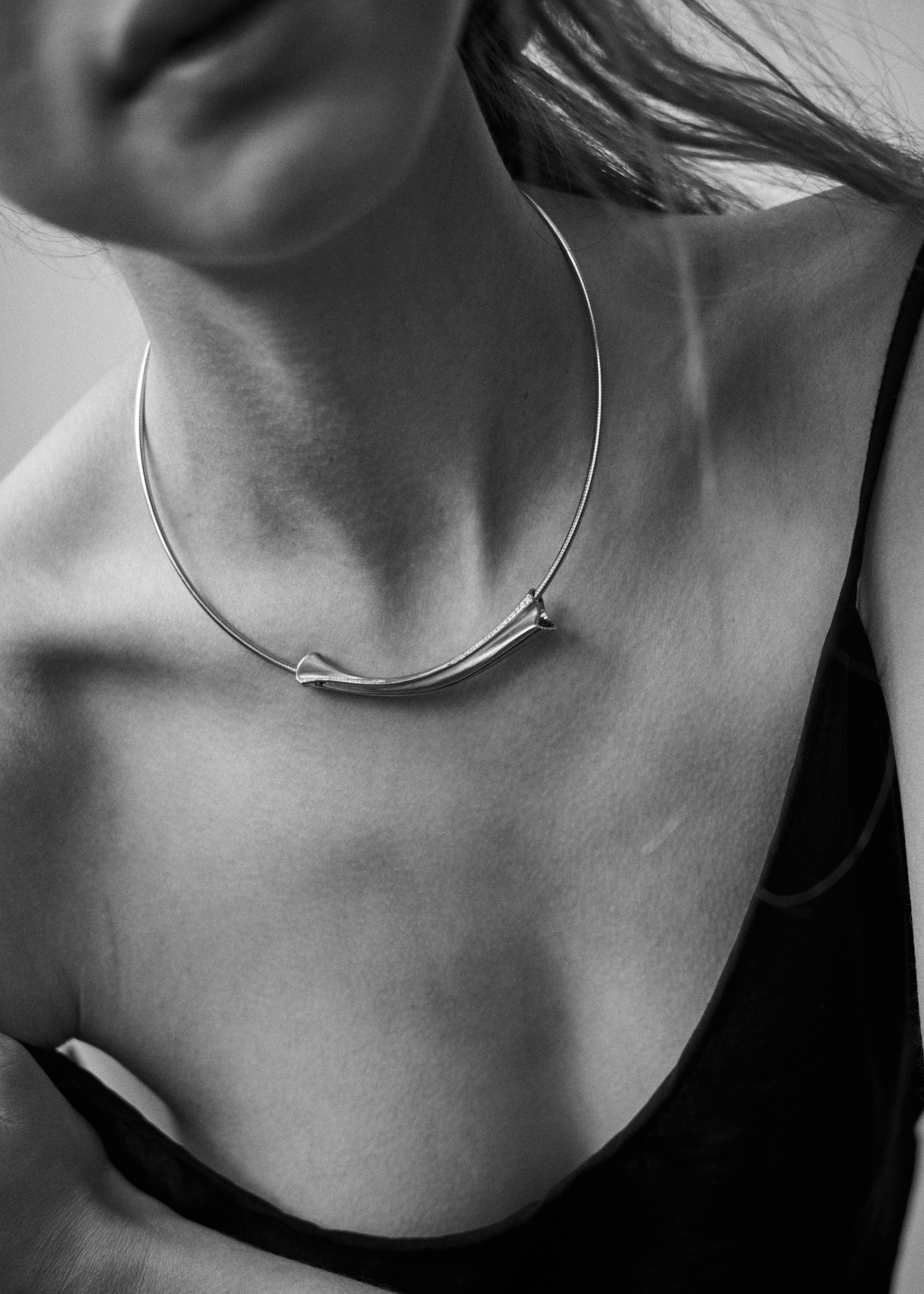 0,63 Karat Pav Diamanten Couture Skulpturale zeitgenössische Platin-Halskette mit Rohr im Angebot 2