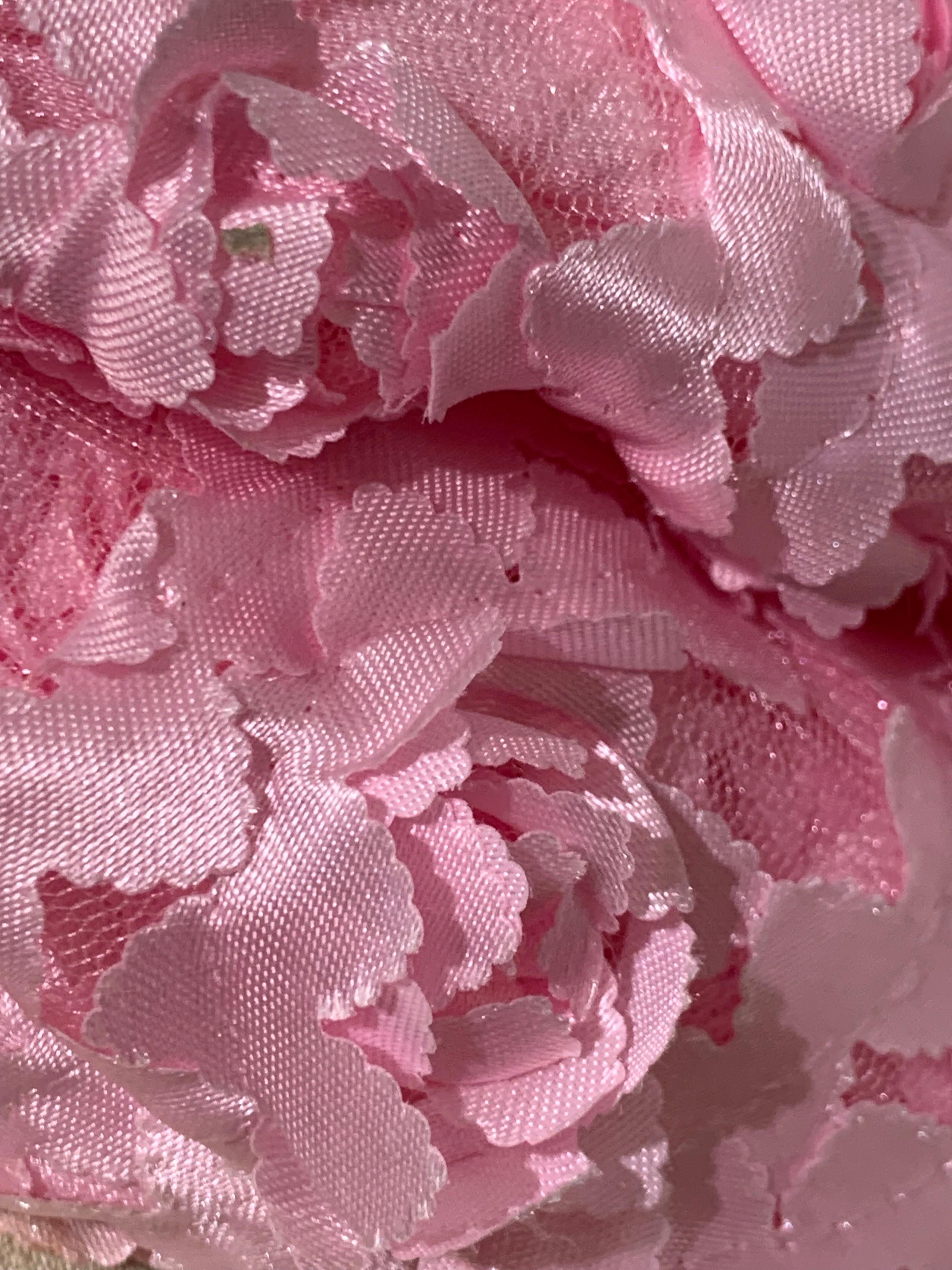 Turbante rosa garofano di qualità Couture con petali applicati 3-D e fiore di piume in vendita 5