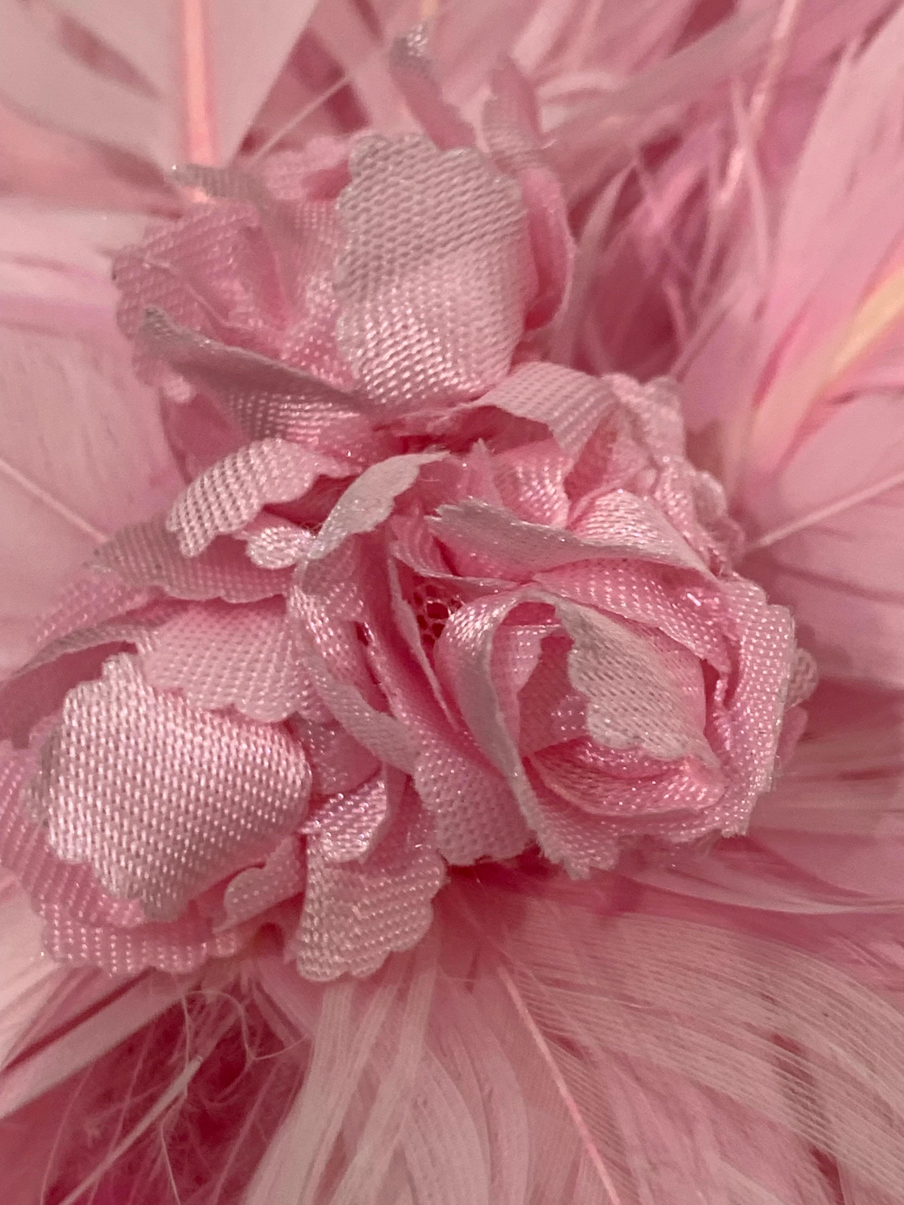 Turbante rosa garofano di qualità Couture con petali applicati 3-D e fiore di piume in vendita 6