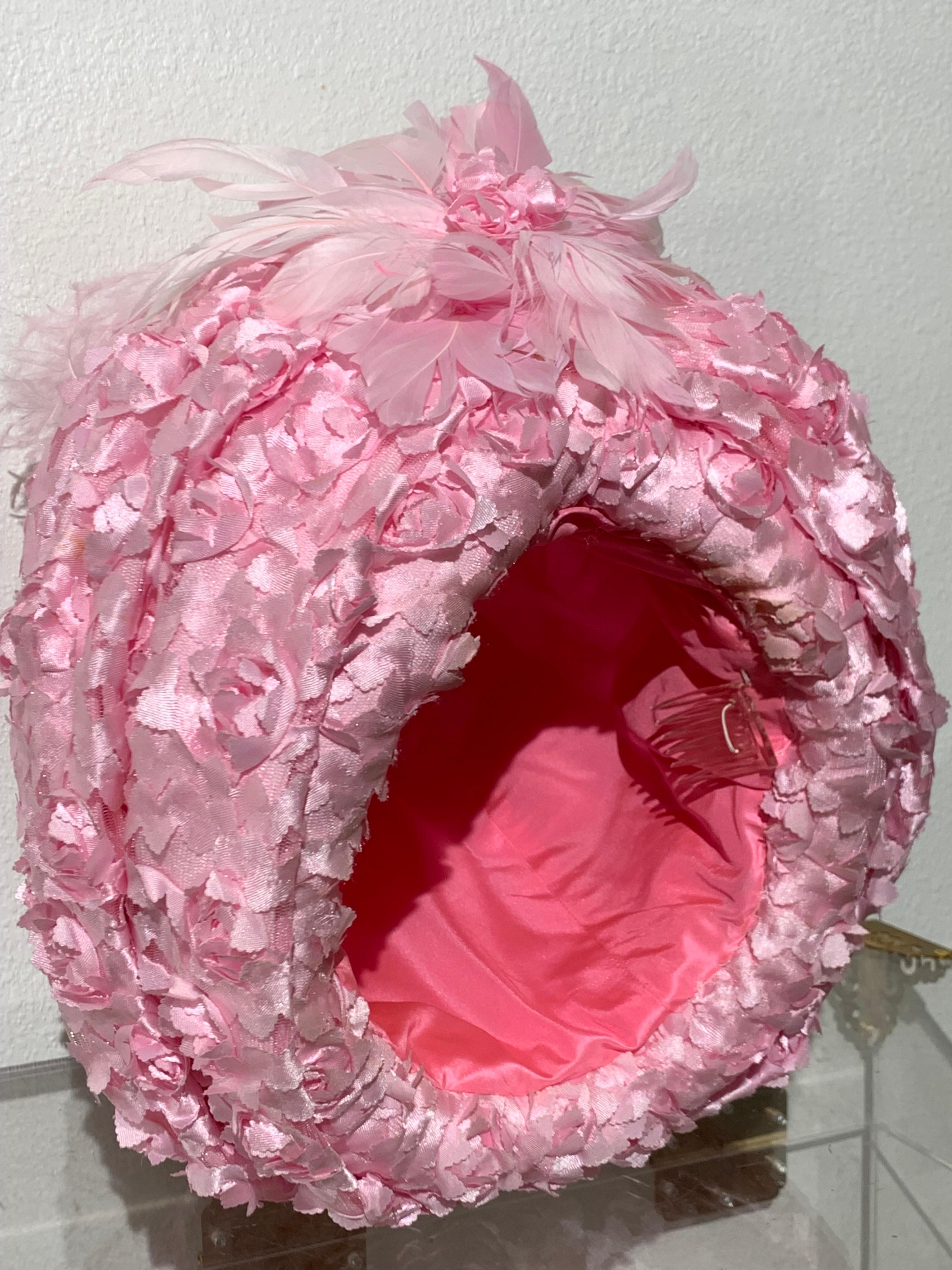 Turbante rosa garofano di qualità Couture con petali applicati 3-D e fiore di piume in vendita 8