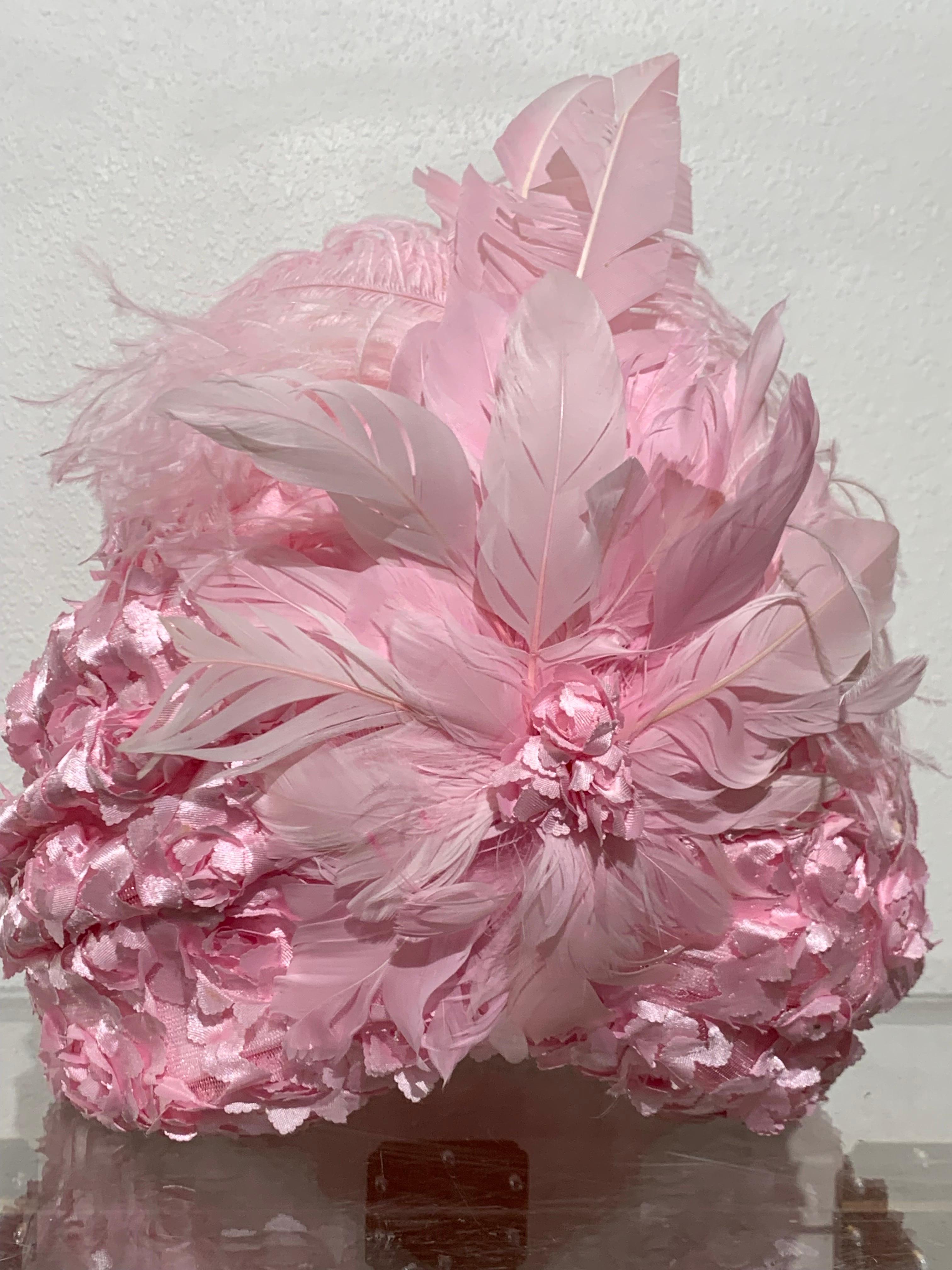 Turbante rosa garofano di qualità Couture con petali applicati 3-D e fiore di piume in vendita 9