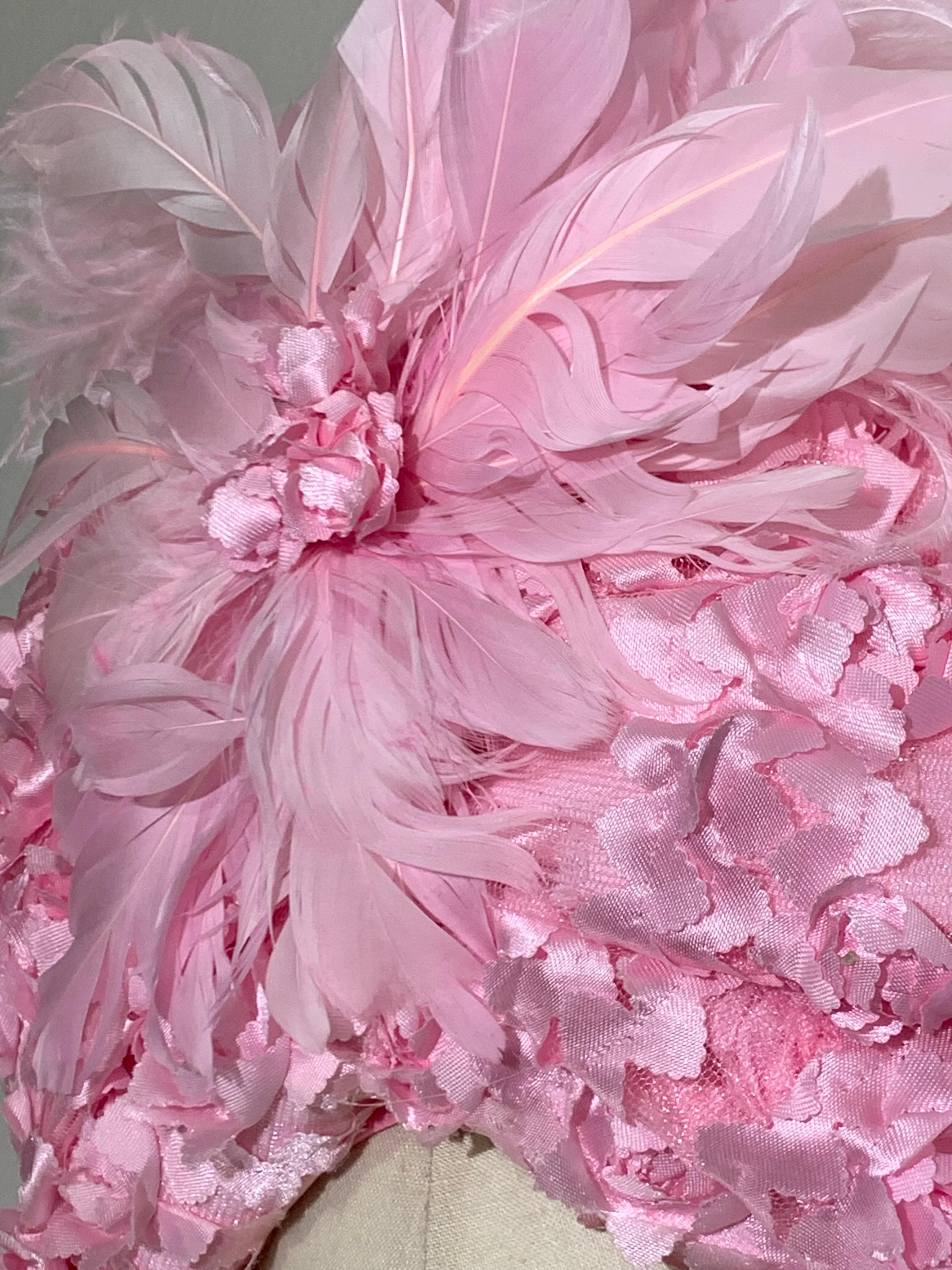 Marrone Turbante rosa garofano di qualità Couture con petali applicati 3-D e fiore di piume in vendita