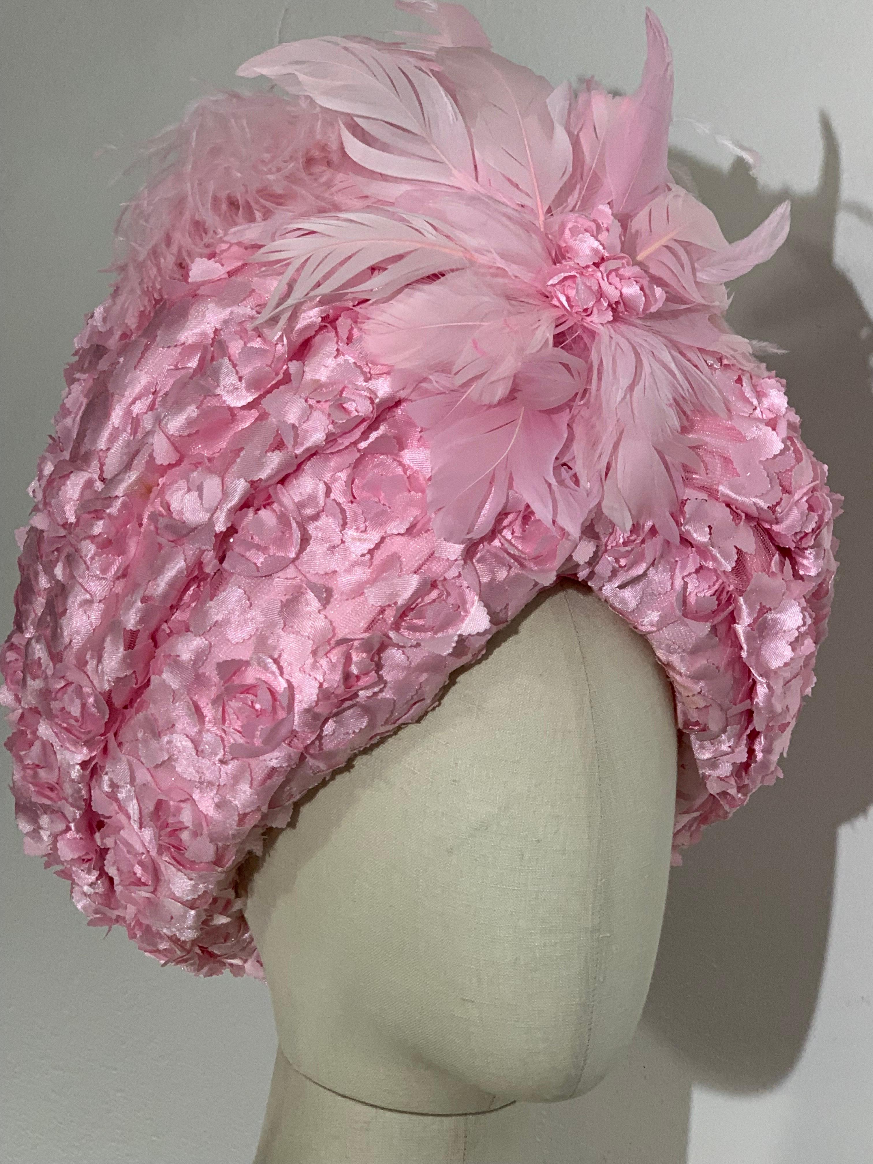 Turbante rosa garofano di qualità Couture con petali applicati 3-D e fiore di piume In condizioni ottime in vendita a Gresham, OR