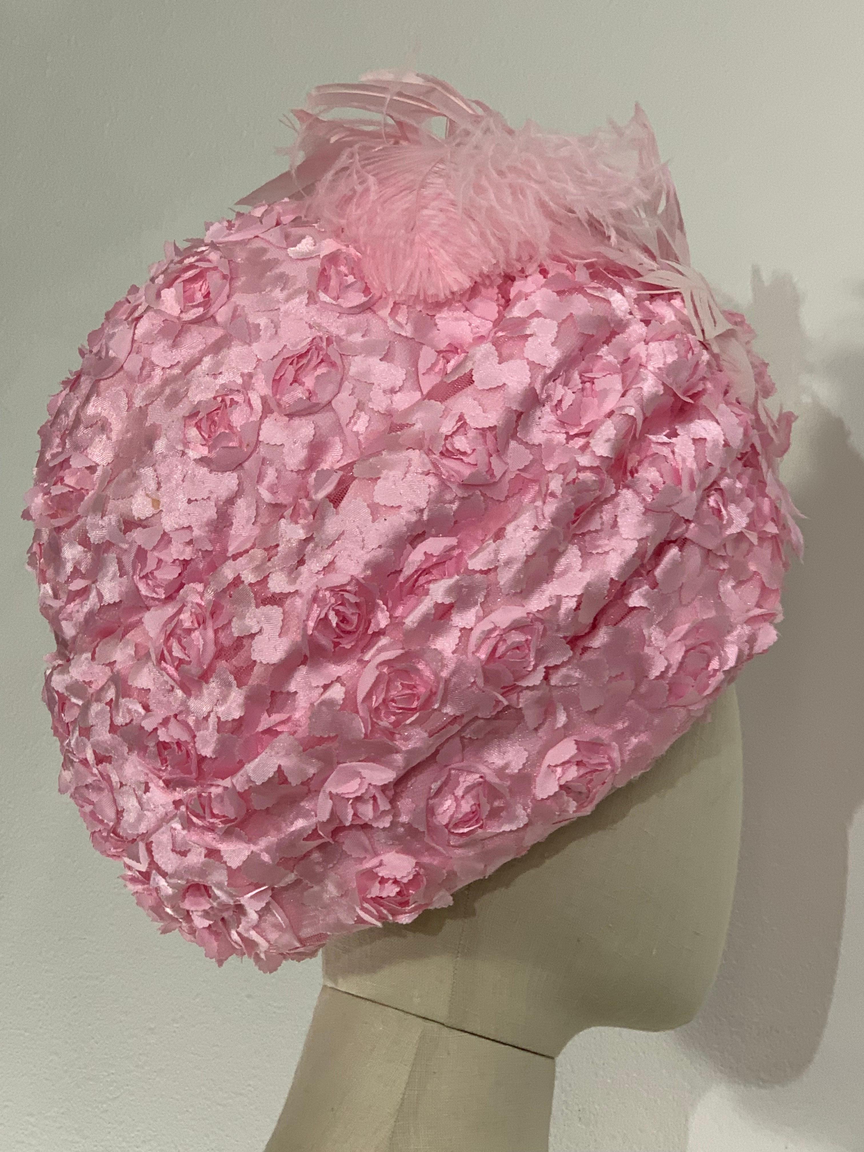 da uomo o donna Turbante rosa garofano di qualità Couture con petali applicati 3-D e fiore di piume in vendita