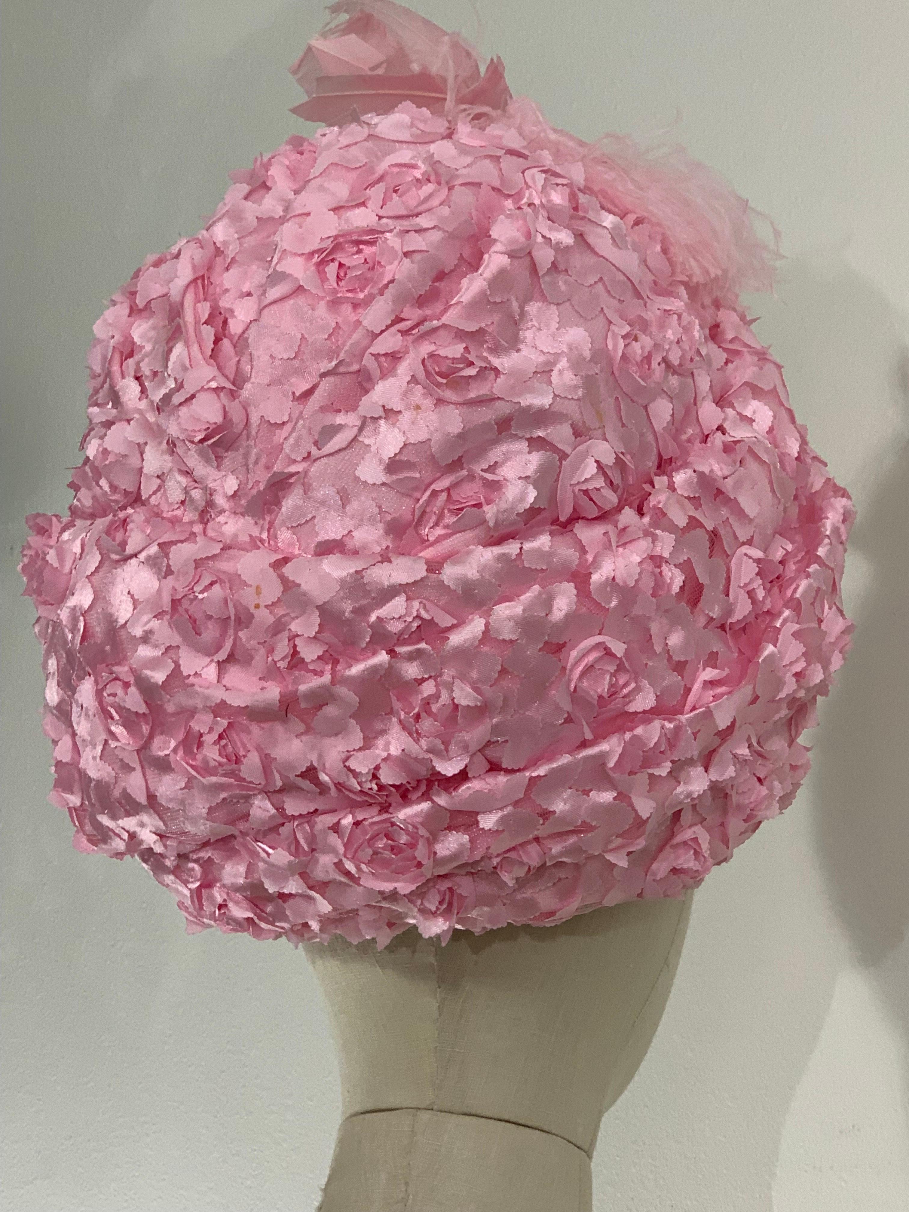 Turbante rosa garofano di qualità Couture con petali applicati 3-D e fiore di piume in vendita 1