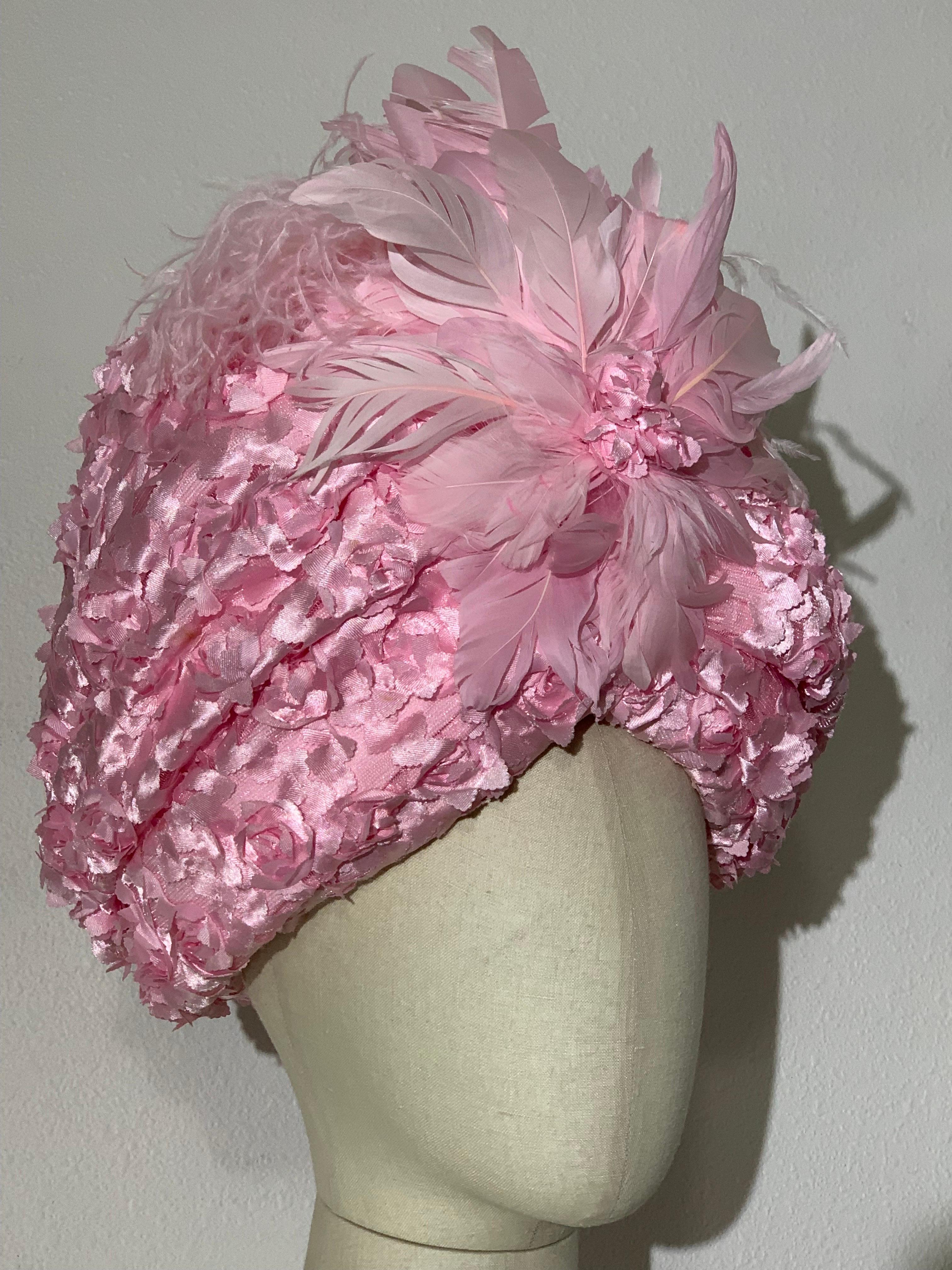 Turbante rosa garofano di qualità Couture con petali applicati 3-D e fiore di piume in vendita 2