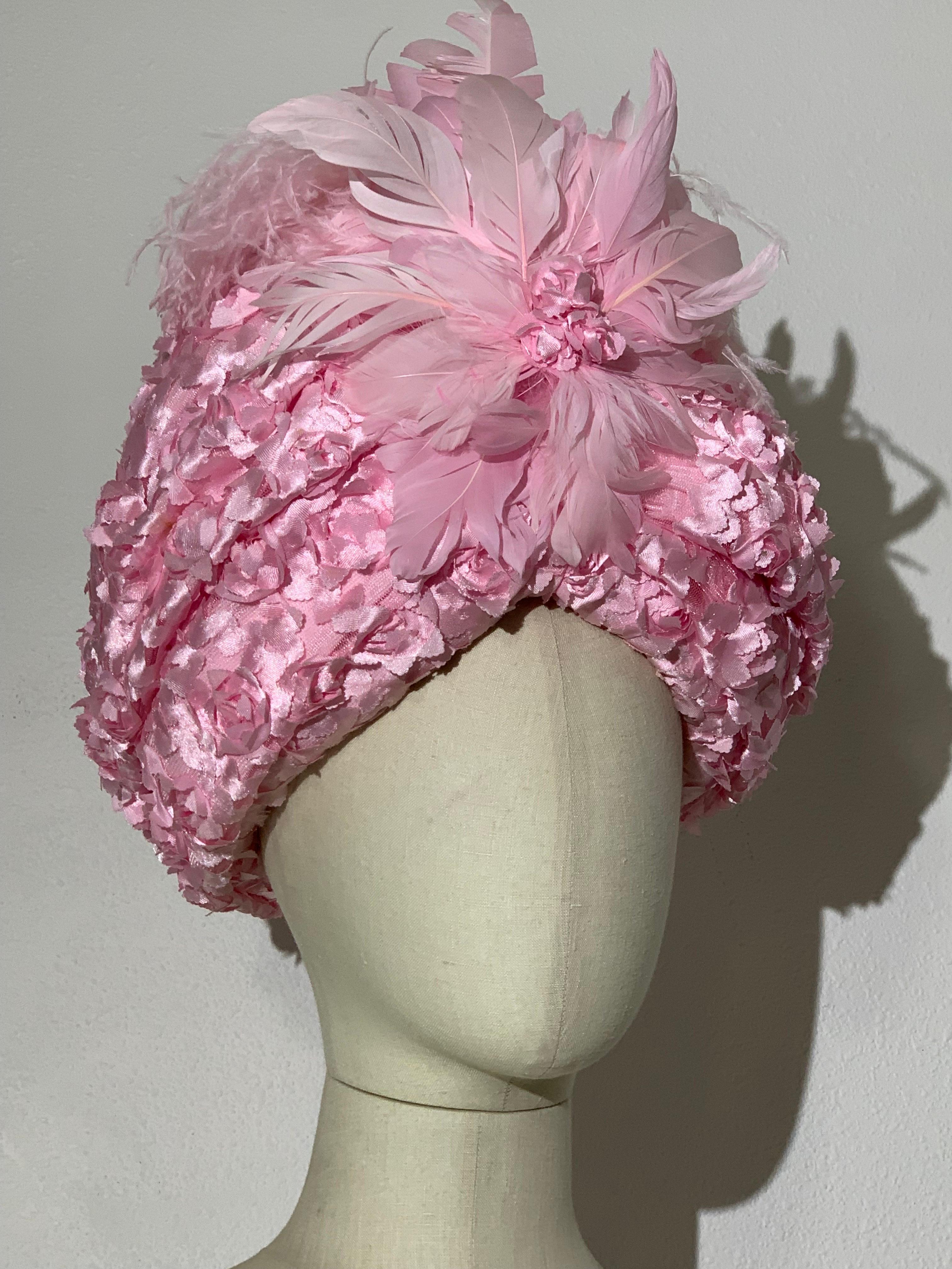 Turbante rosa garofano di qualità Couture con petali applicati 3-D e fiore di piume in vendita 3