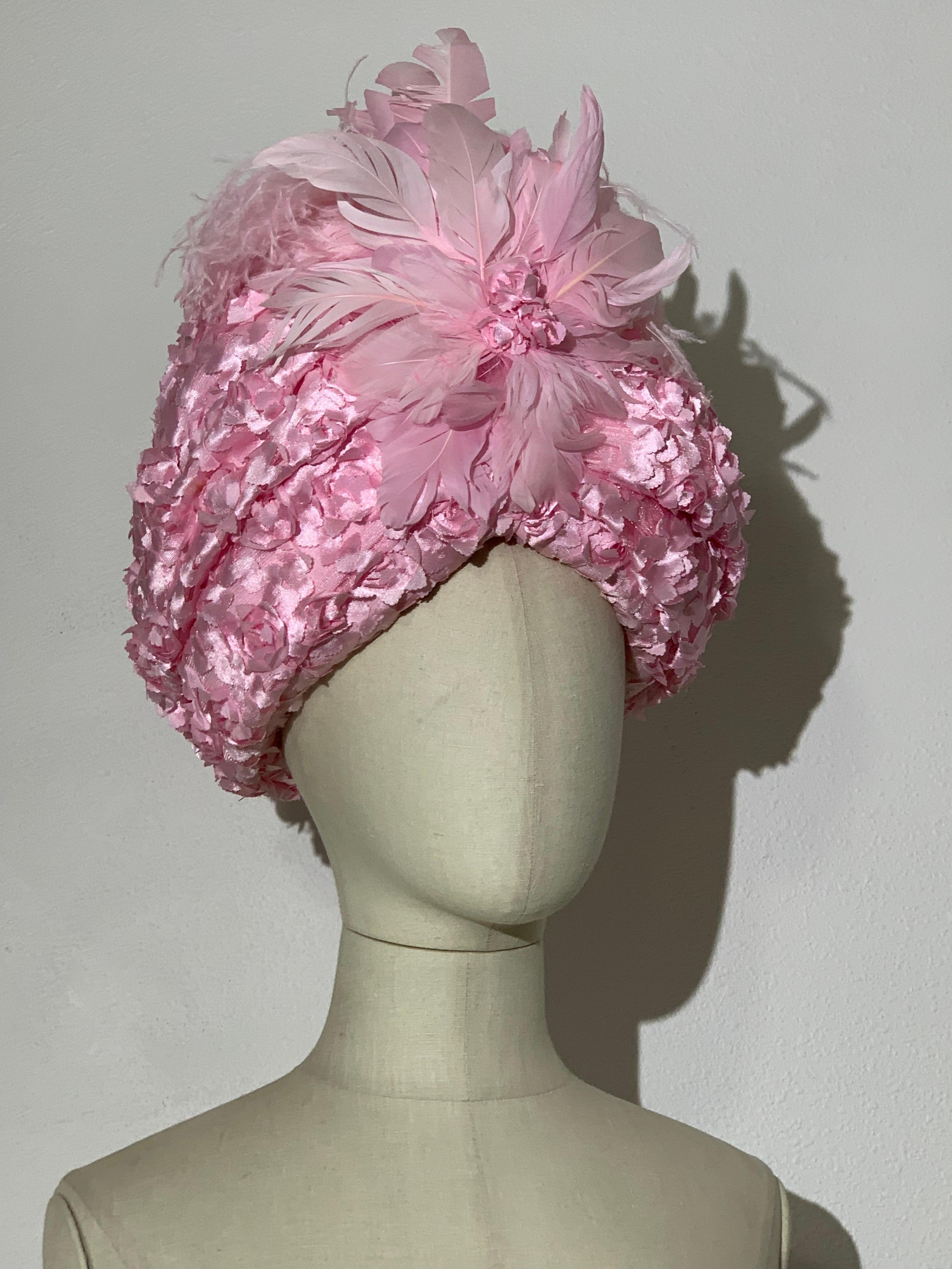 Turbante rosa garofano di qualità Couture con petali applicati 3-D e fiore di piume in vendita 4