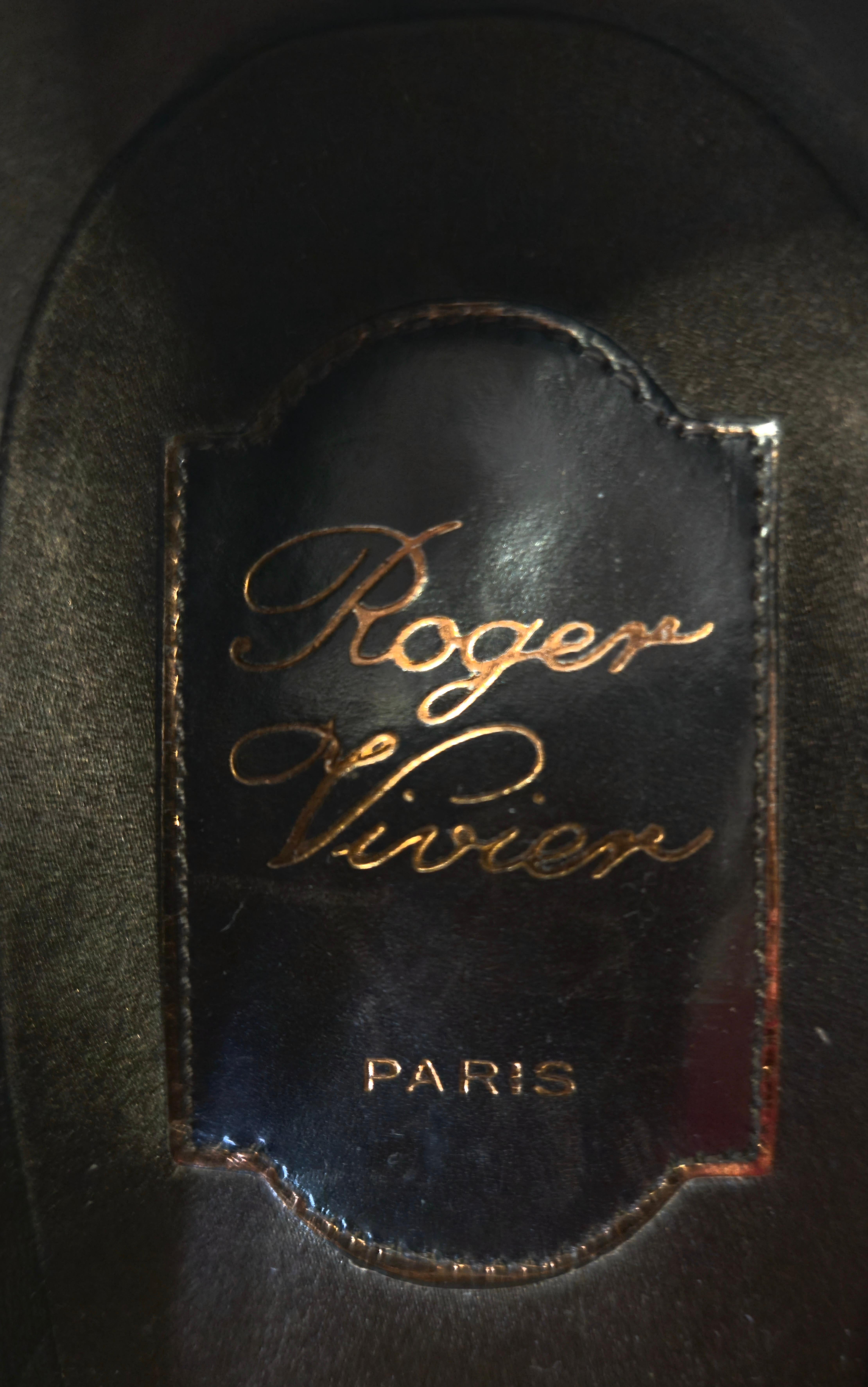 Questi stiletti couture Roger Vivier Paris, caratterizzati da pelle pregiata marrone scuro-cioccolato e pelle di vitello grossa con stampa leopardata, con complessi cinturini che si intersecano e punta con cuciture verticali, risalgono alla metà