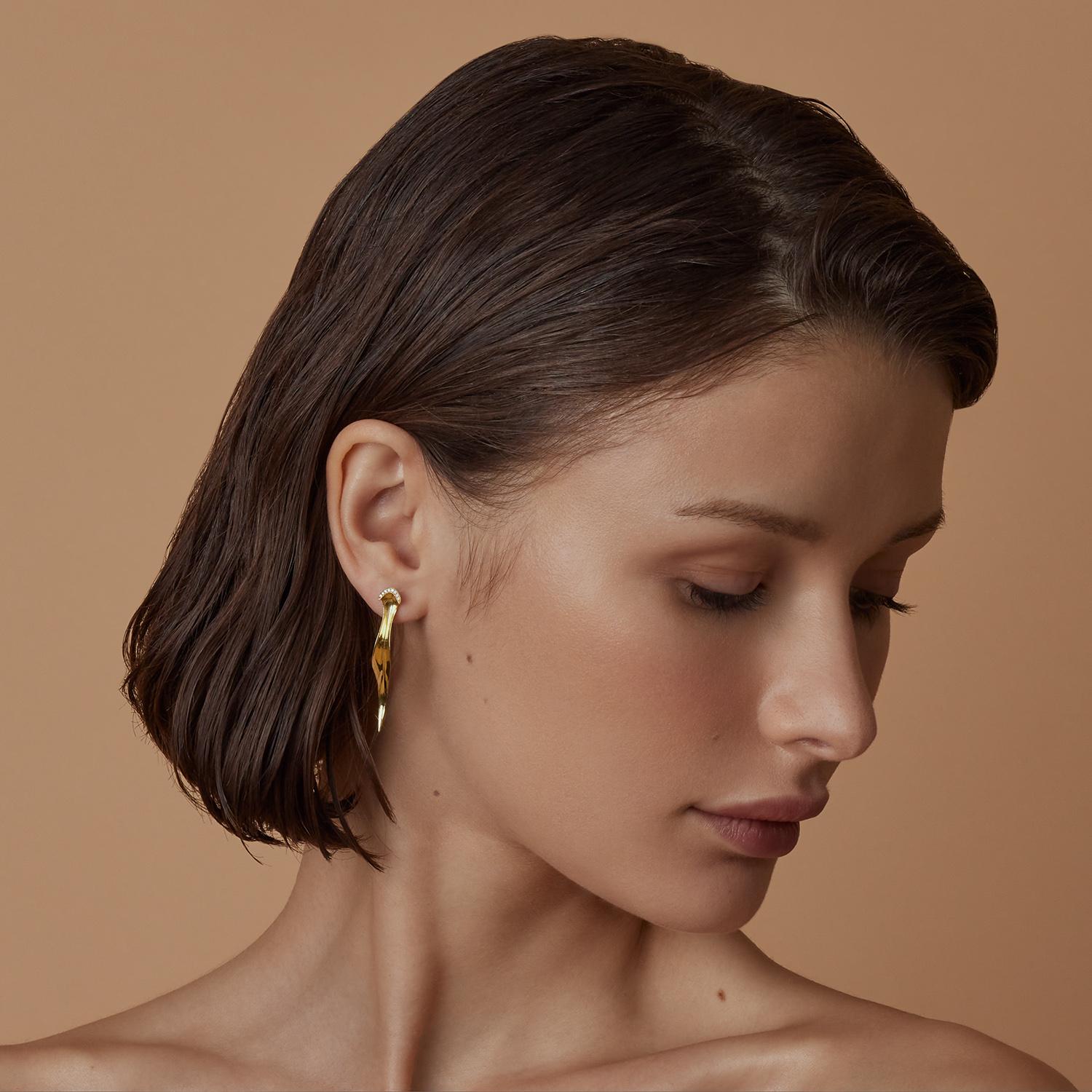Boucles d'oreilles sculpturales contemporaines haute couture en or jaune 18 carats et diamants Pav de 0,08 carat en vente 5
