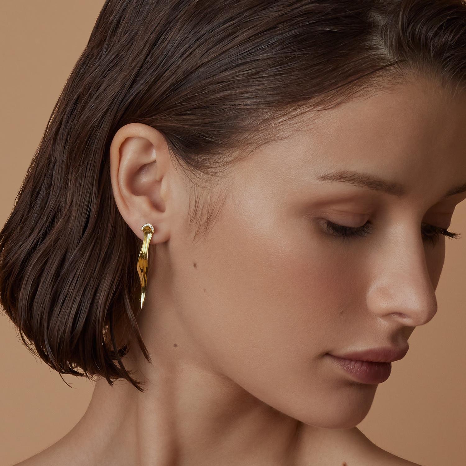 Boucles d'oreilles sculpturales contemporaines haute couture en or jaune 18 carats et diamants Pav de 0,08 carat en vente 6