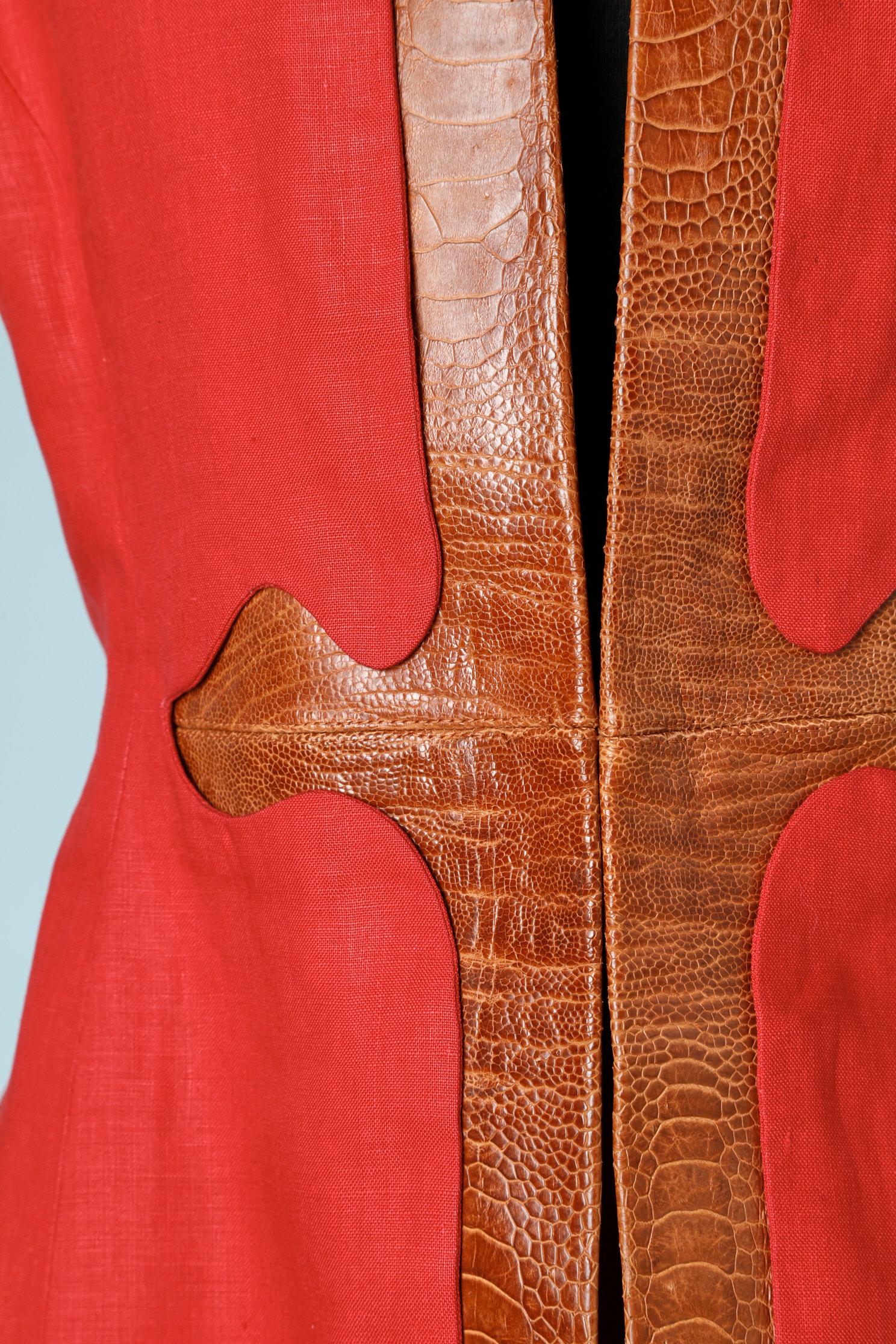 Rouge Combinaison jupe haute couture à ourlet léopard en lin rouge et crocodile brun en vente