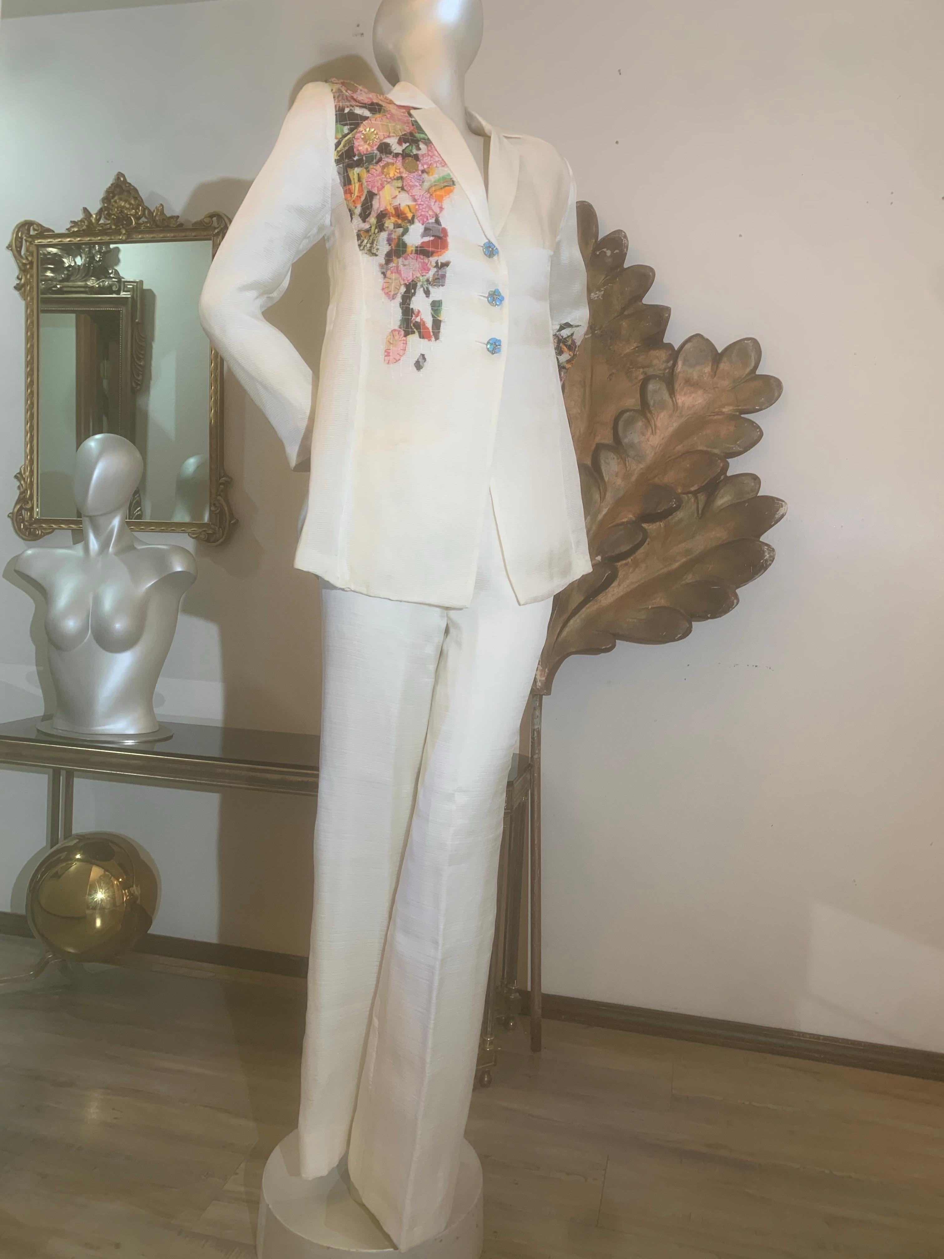 Tailleur primaverile Couture in organza a coste bianche stratificate con applicazioni in tessuto floreale in vendita 6