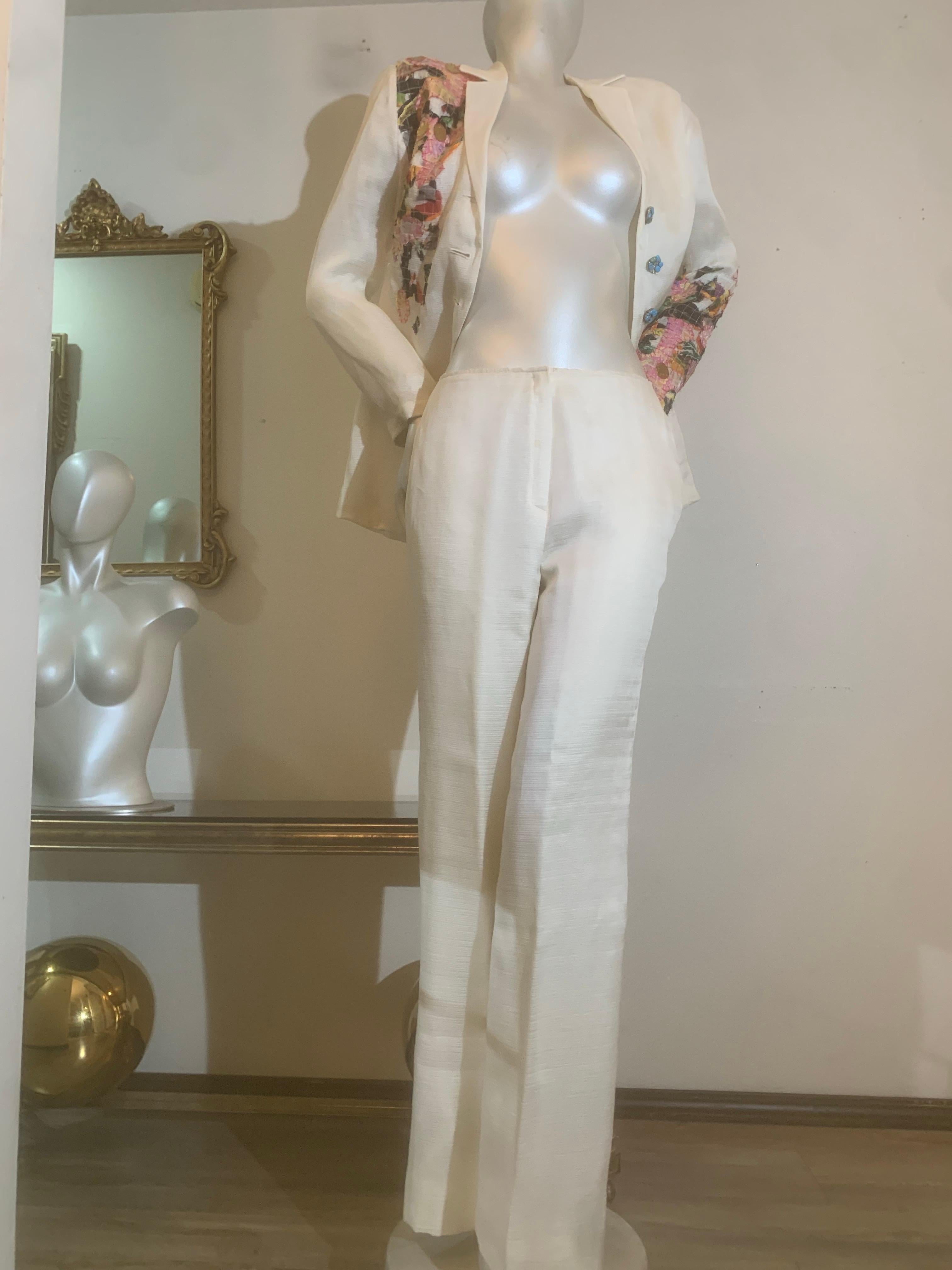 Tailleur primaverile Couture in organza a coste bianche stratificate con applicazioni in tessuto floreale in vendita 8
