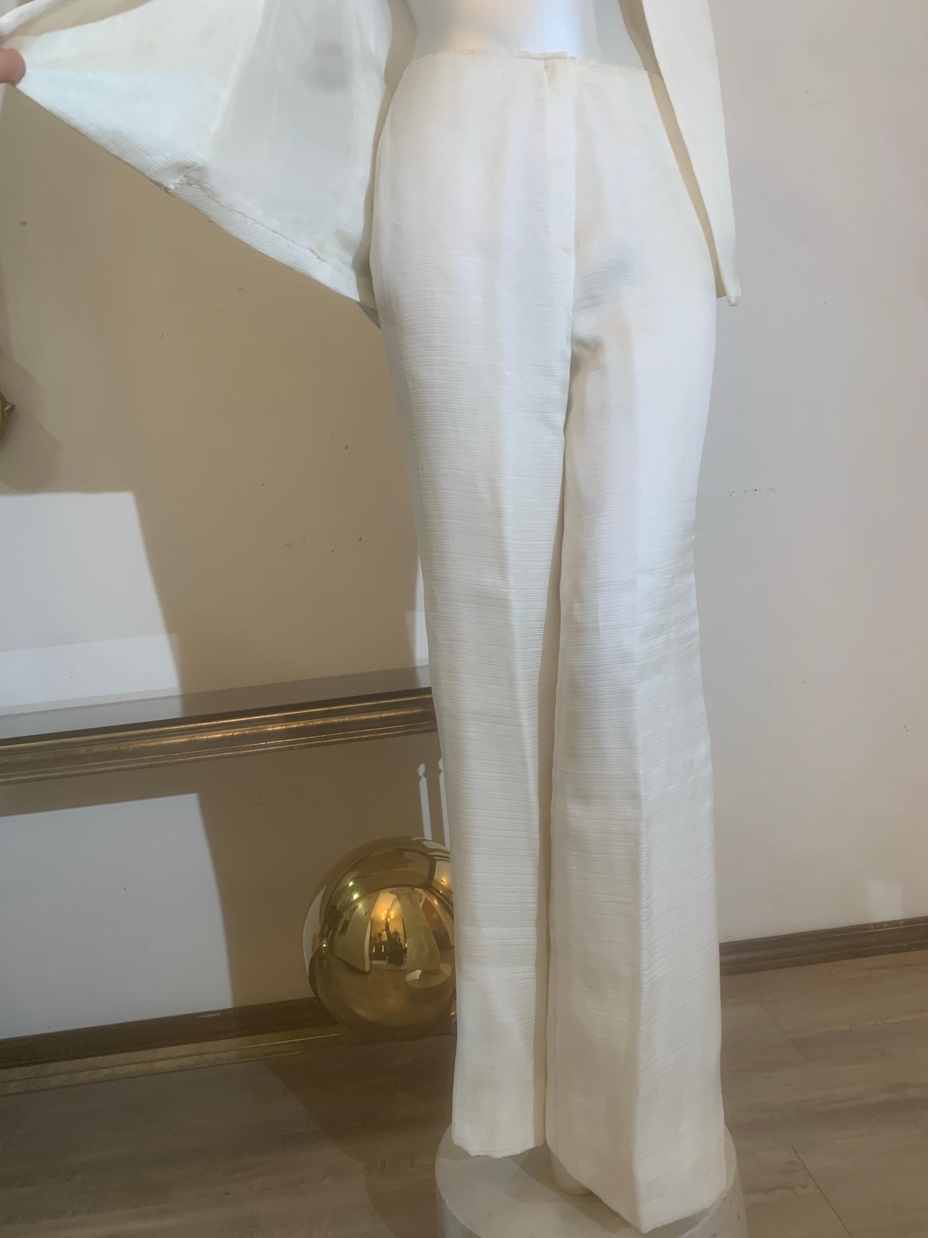 Tailleur primaverile Couture in organza a coste bianche stratificate con applicazioni in tessuto floreale in vendita 10