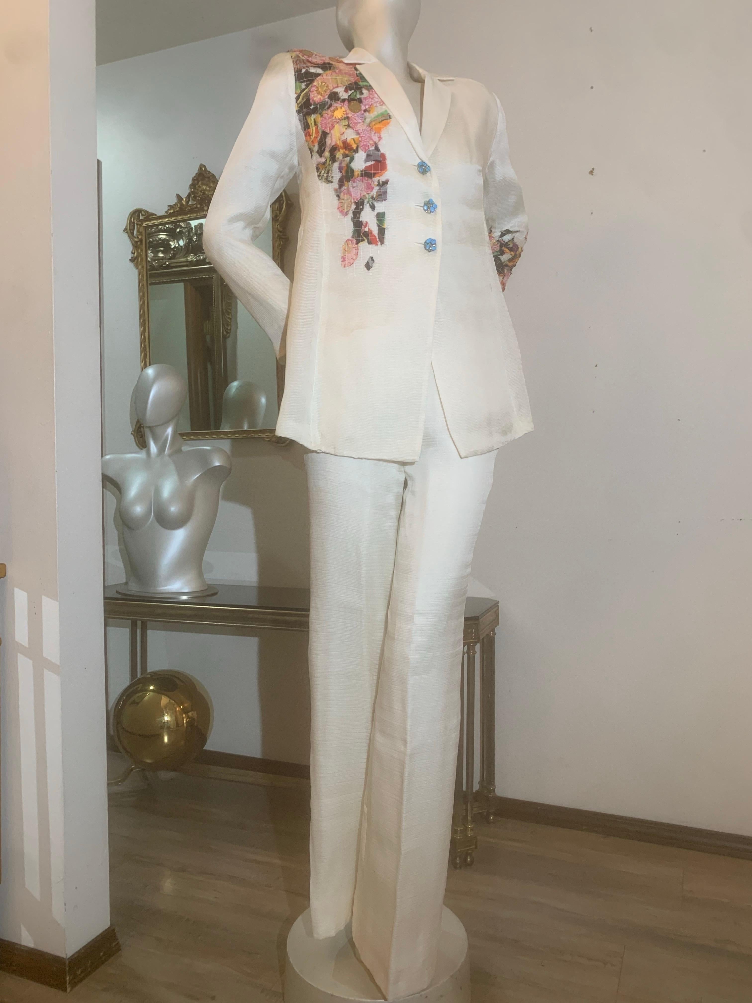 Tailleur primaverile Couture in organza a coste bianche stratificate con applicazioni in tessuto floreale:  Un bellissimo capo Art-To-Wear, un look bianco per la primavera/estate in organza leggera a righe sottili con una silhouette strutturata