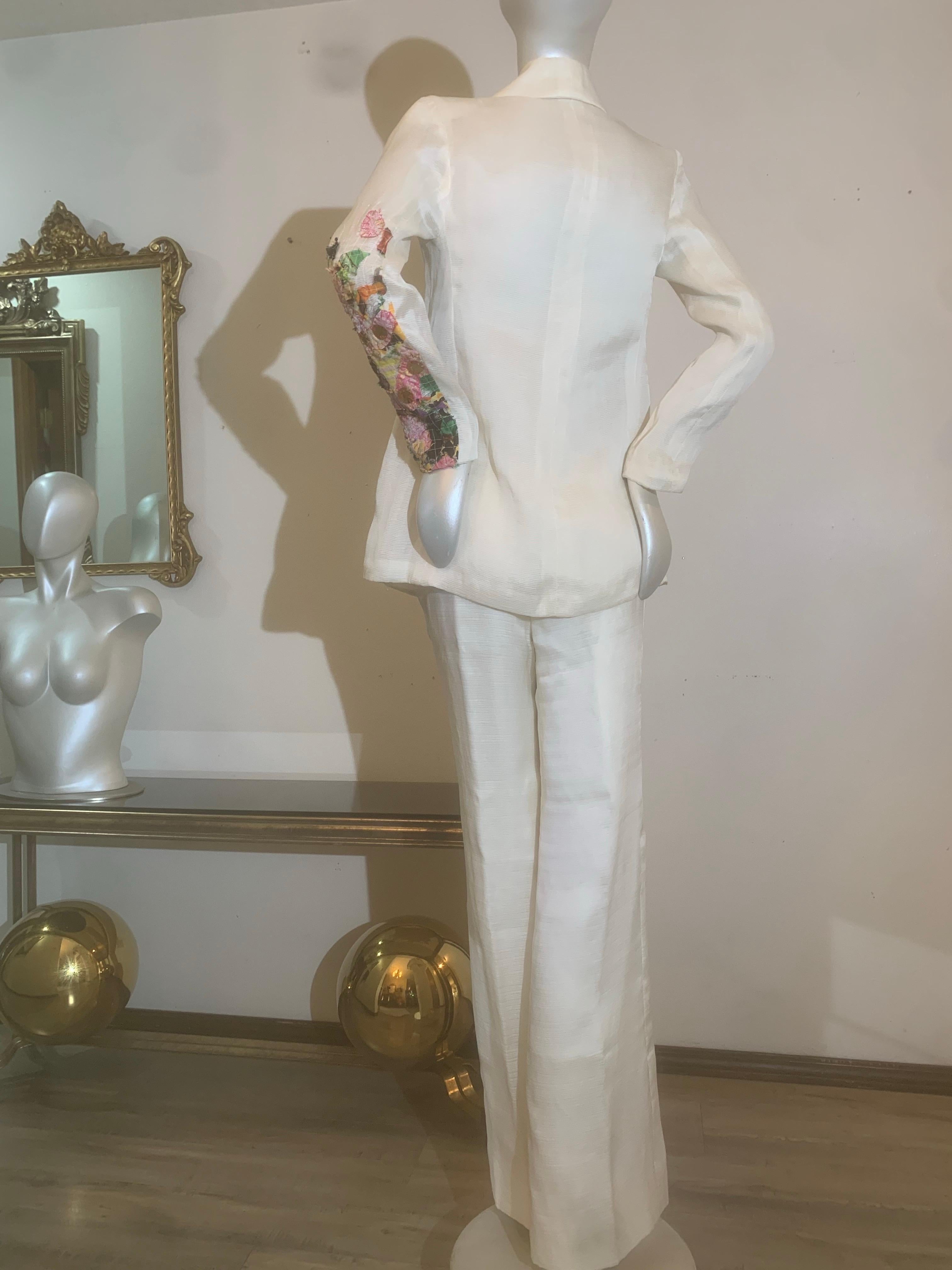 Grigio Tailleur primaverile Couture in organza a coste bianche stratificate con applicazioni in tessuto floreale in vendita