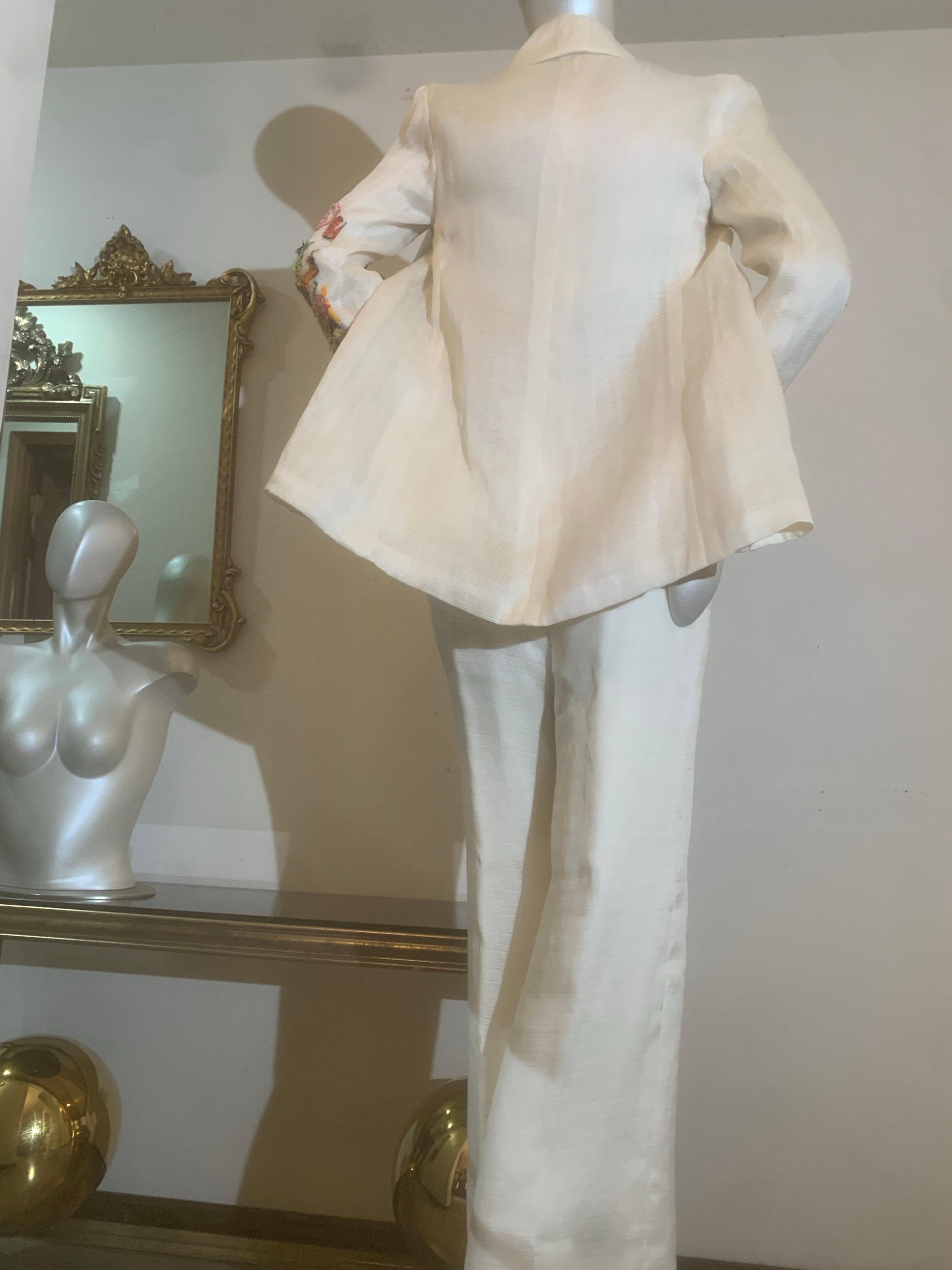 Tailleur primaverile Couture in organza a coste bianche stratificate con applicazioni in tessuto floreale in vendita 1