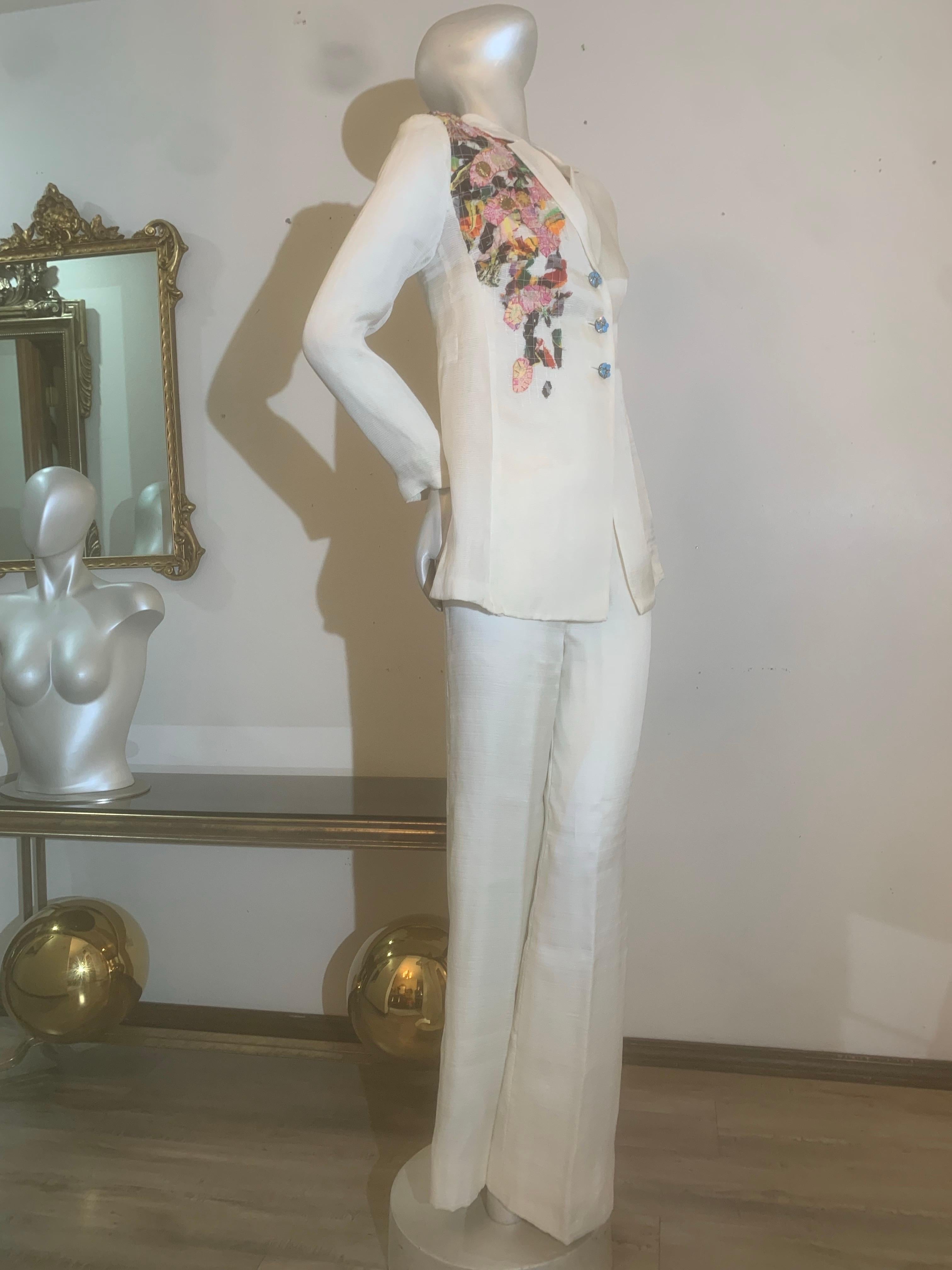 Tailleur primaverile Couture in organza a coste bianche stratificate con applicazioni in tessuto floreale in vendita 4