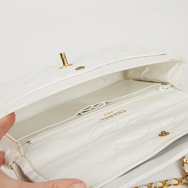 Couture Timeless CHANEL Vintage Bag in White Lambskin Leather For Sale 8