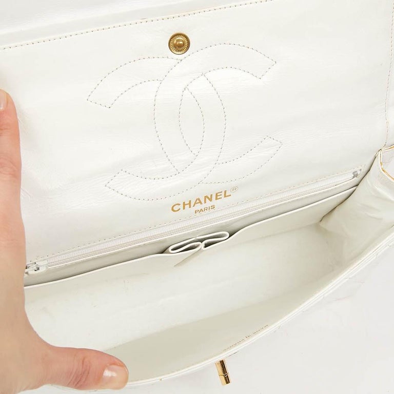 Couture Timeless CHANEL Vintage Bag in White Lambskin Leather For Sale 9