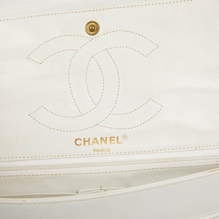 Couture Timeless CHANEL Vintage Bag in White Lambskin Leather For Sale 11