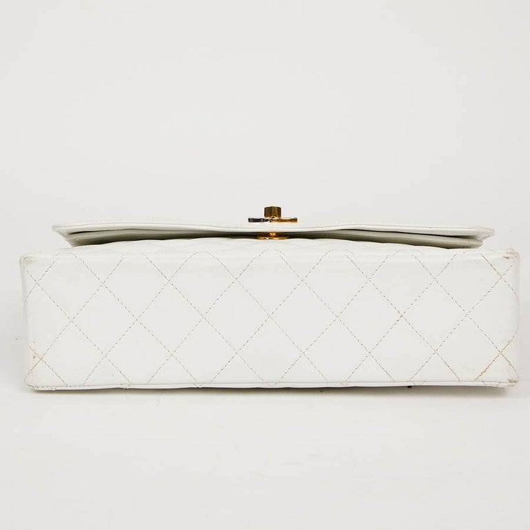 Couture Timeless CHANEL Vintage Bag in White Lambskin Leather In Good Condition For Sale In Paris, FR