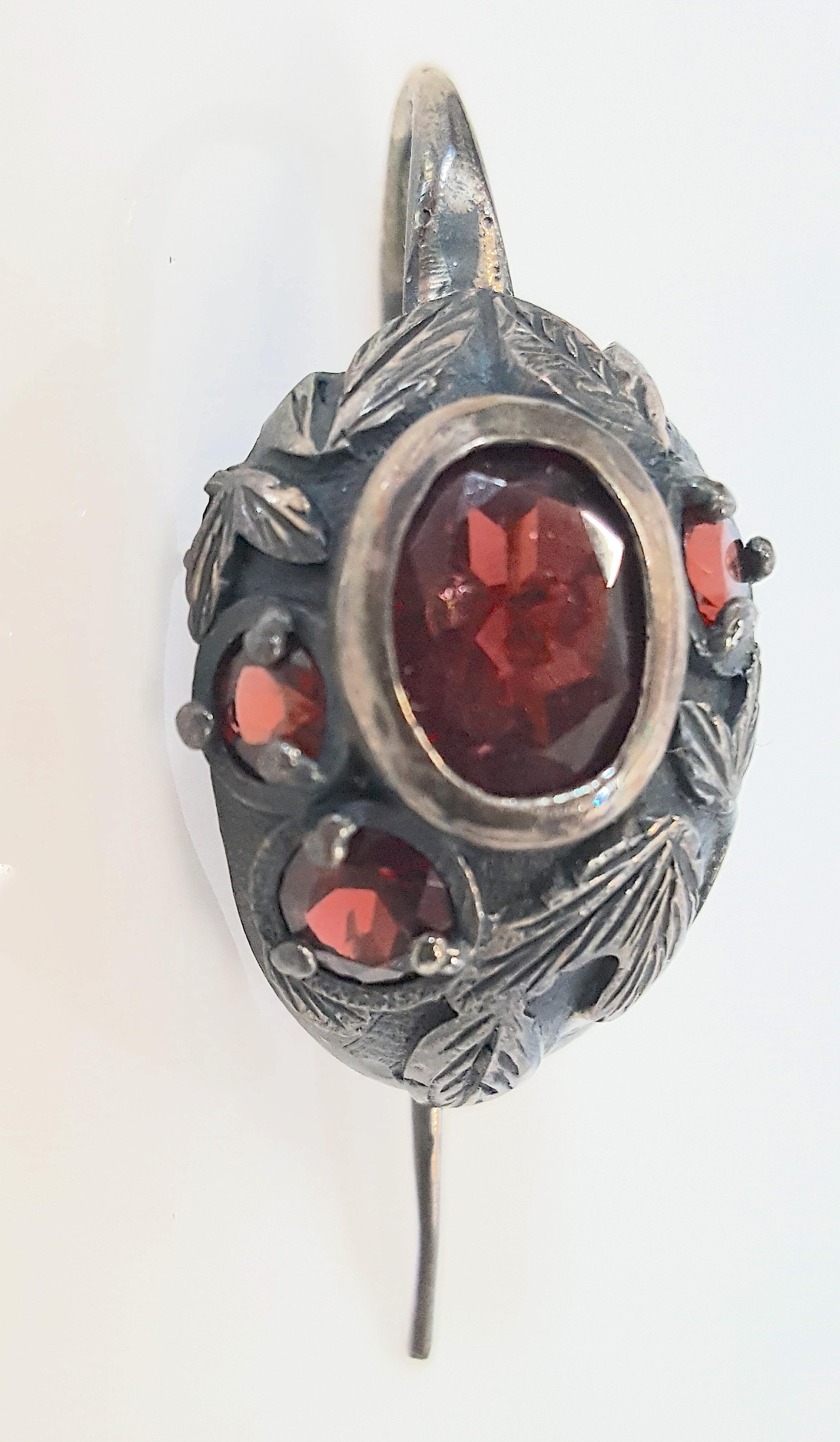 Contemporary Couture 2000s Four HandCut Rubies Italian Goldsmith SterlingSilver HookEarring For Sale