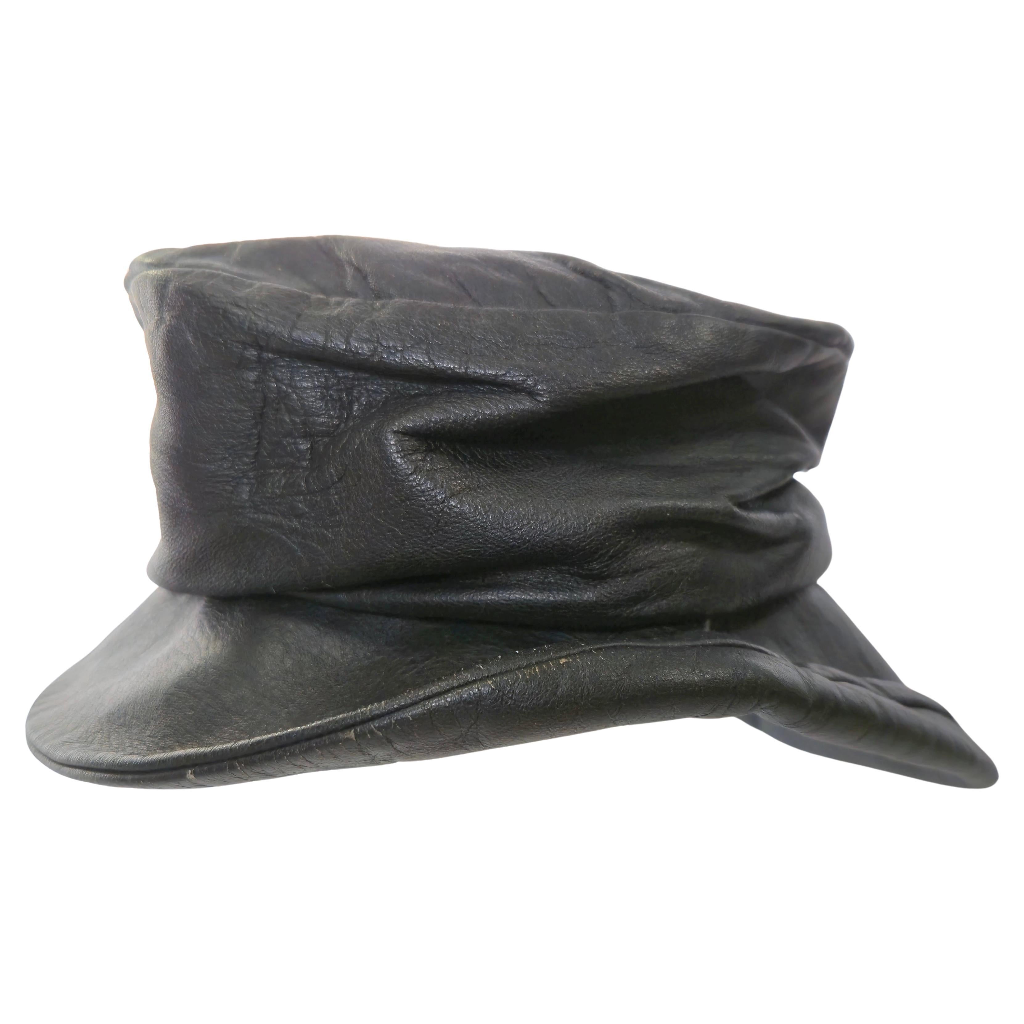 Chapeau haut-de-forme souple asymétrique en cuir « Couture Bill Cunningham », noir, vers les années 1950