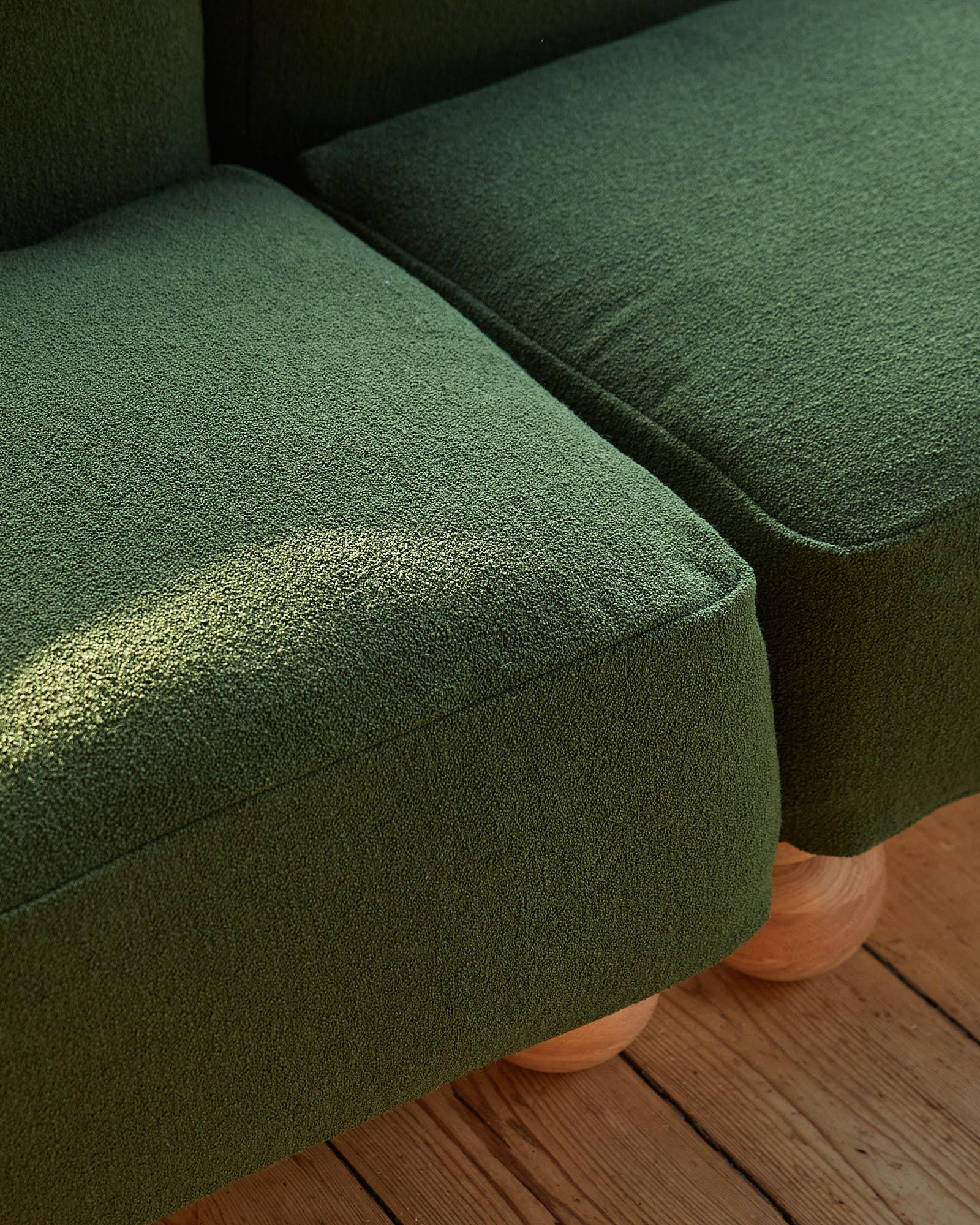 Cove 2.5 Seater Slipper in Woodland Green In New Condition For Sale In London, England