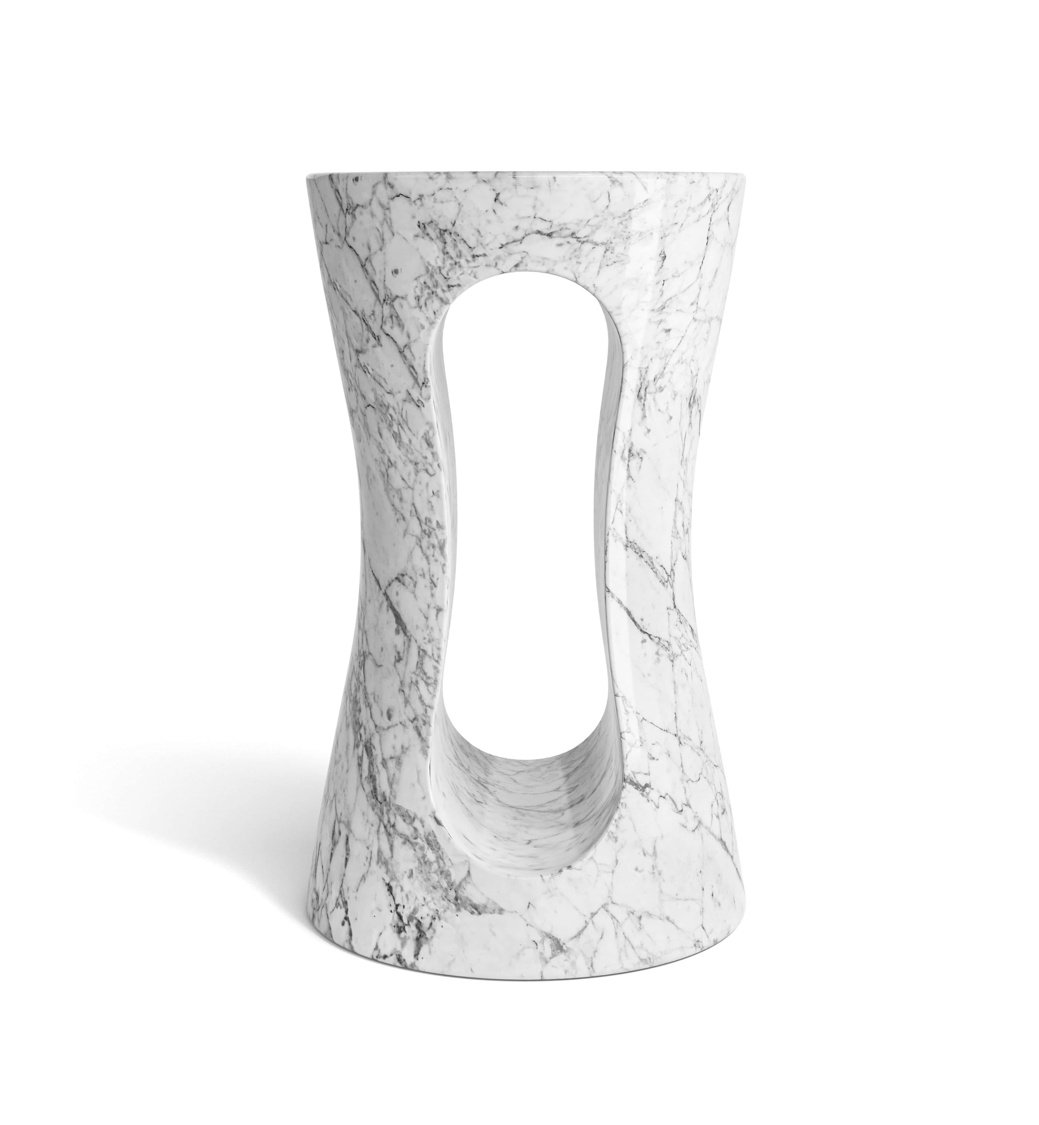 La table d'appoint Cove incarne l'élégance minimaliste avec sa forme géométrique pure et sa construction en pierre de première qualité. Inspirée par les douces courbes des formations côtières, cette pièce d'accent sophistiquée ajoute une texture