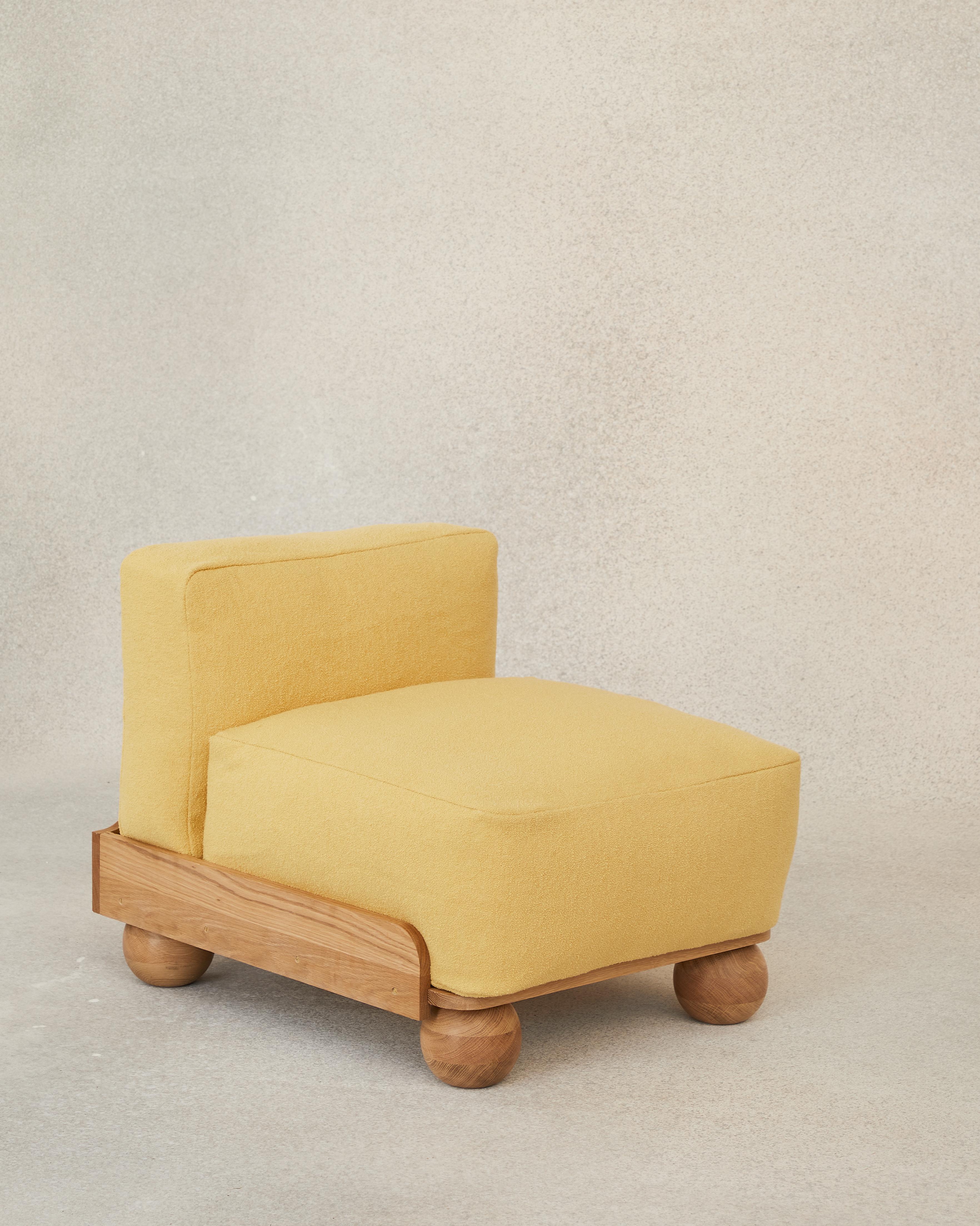 Le Cove Slipper est un siège sans accoudoirs au design épuré, conçu pour être utilisé seul ou pour rejoindre sa famille modulaire : combiné à un canapé de n'importe quelle longueur ou associé au pouf Cove pour former une chaise longue.

Comme ses