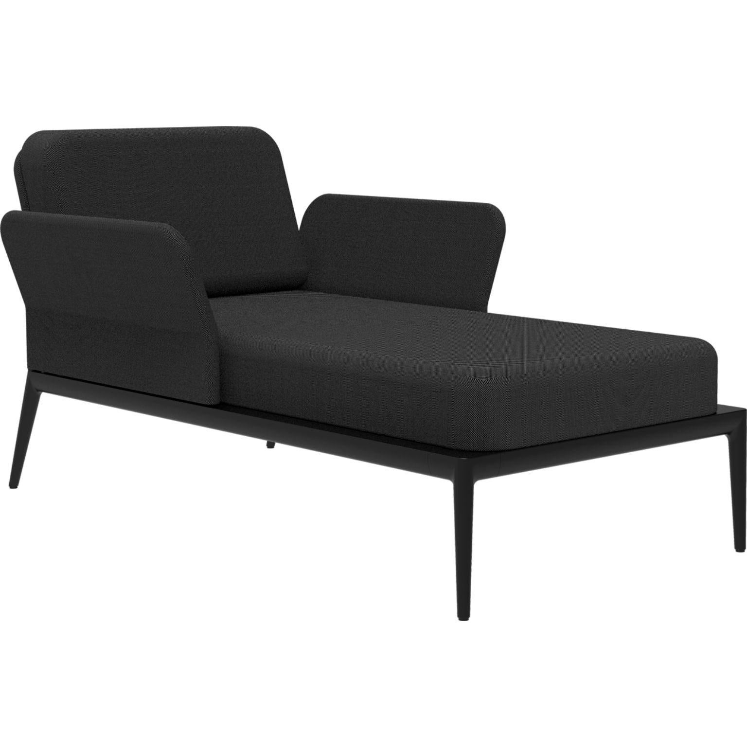 Cover black divan by MOWEE.
Dimensions: D91 x W155 x H81 cm (seat height 42 cm).
Material: aluminum and upholstery.
Weight: 30 kg.
Also available in different colors and finishes.

An unmistakable collection for its beauty and robustness. A