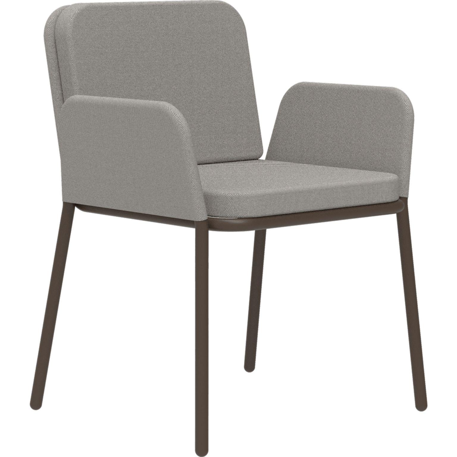 Fauteuil en bronze recouvert par MOWEE.
Dimensions : D60 x L62 x H83 cm (hauteur d'assise 48 cm)
Matériau : aluminium et rembourrage.
Poids : 5 kg.
Également disponible en différentes couleurs et finitions. 

Une collection incontournable pour sa