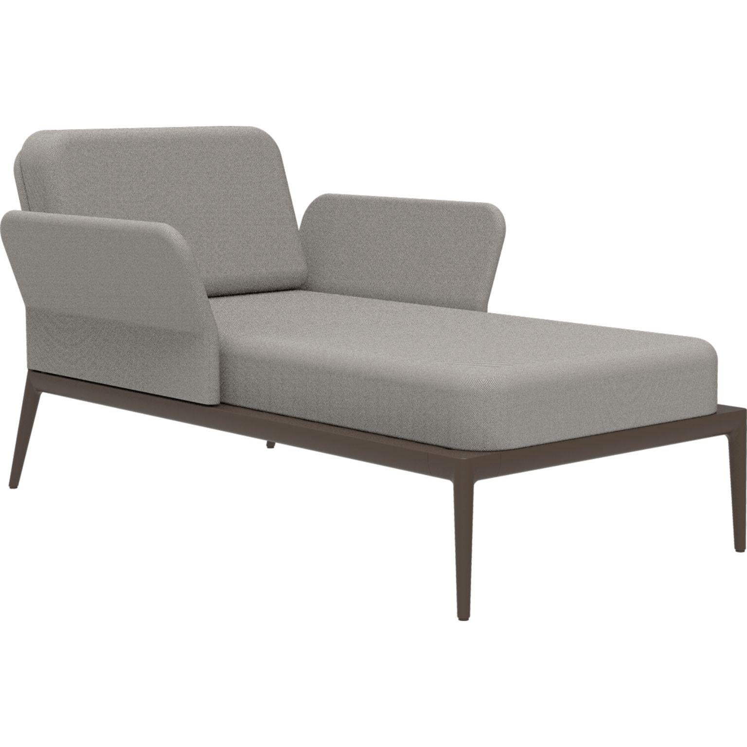 Cover bronze divan by MOWEE.
Dimensions: D91 x W155 x H81 cm (seat height 42 cm).
Material: Aluminum and upholstery.
Weight: 30 kg.
Also available in different colors and finishes.

An unmistakable collection for its beauty and robustness. A
