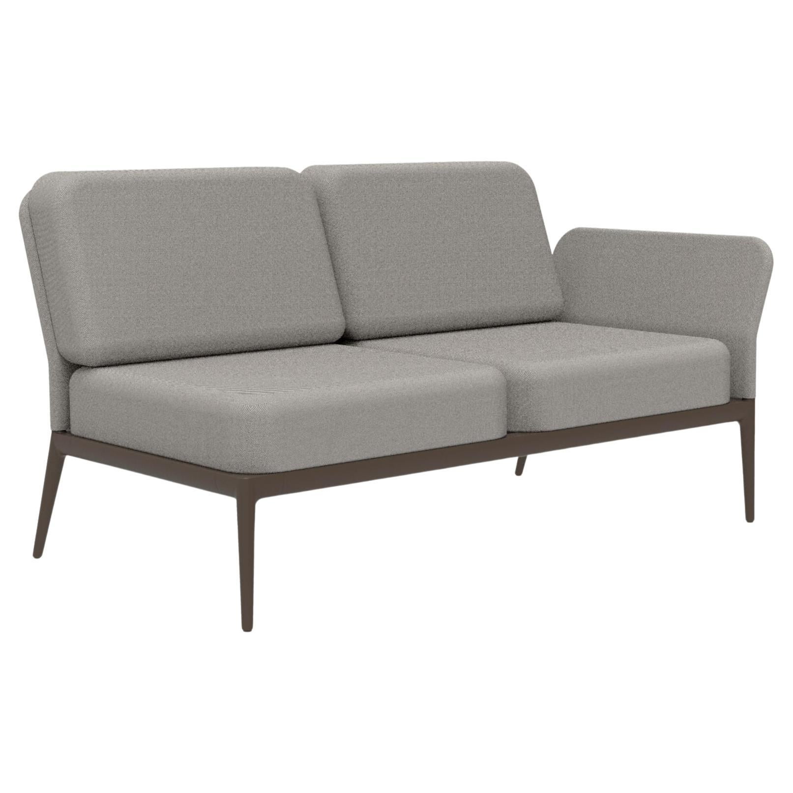 Modulares Sofa mit Bronzebezug am linken Ende von MOWEE