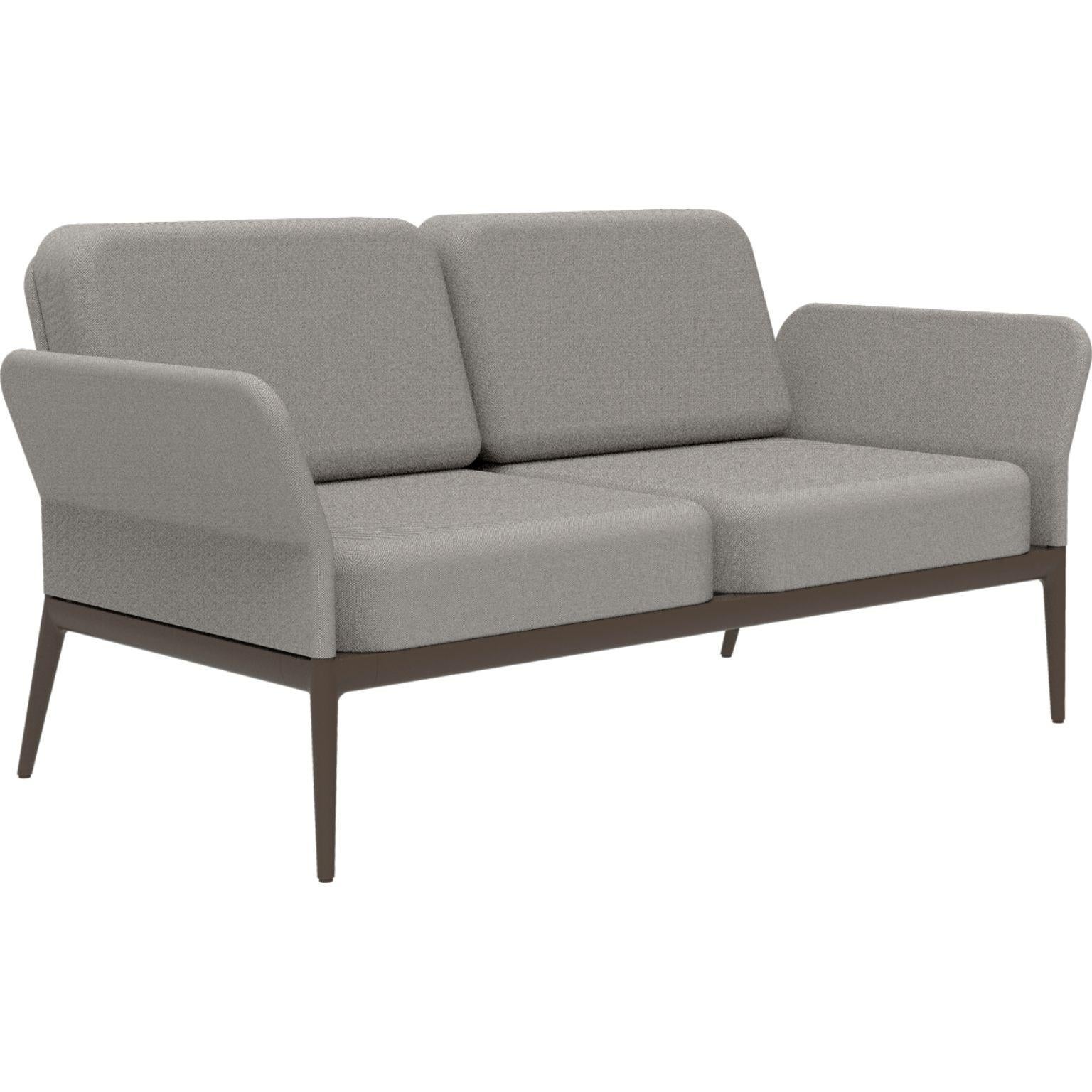 Cover bronze sofa by MOWEE
Dimensions: D83 x W160 x H81 cm (seat height 42 cm).
Material: Aluminum and upholstery.
Weight: 32 kg.
Also available in different colors and finishes.

An unmistakable collection for its beauty and robustness. A
