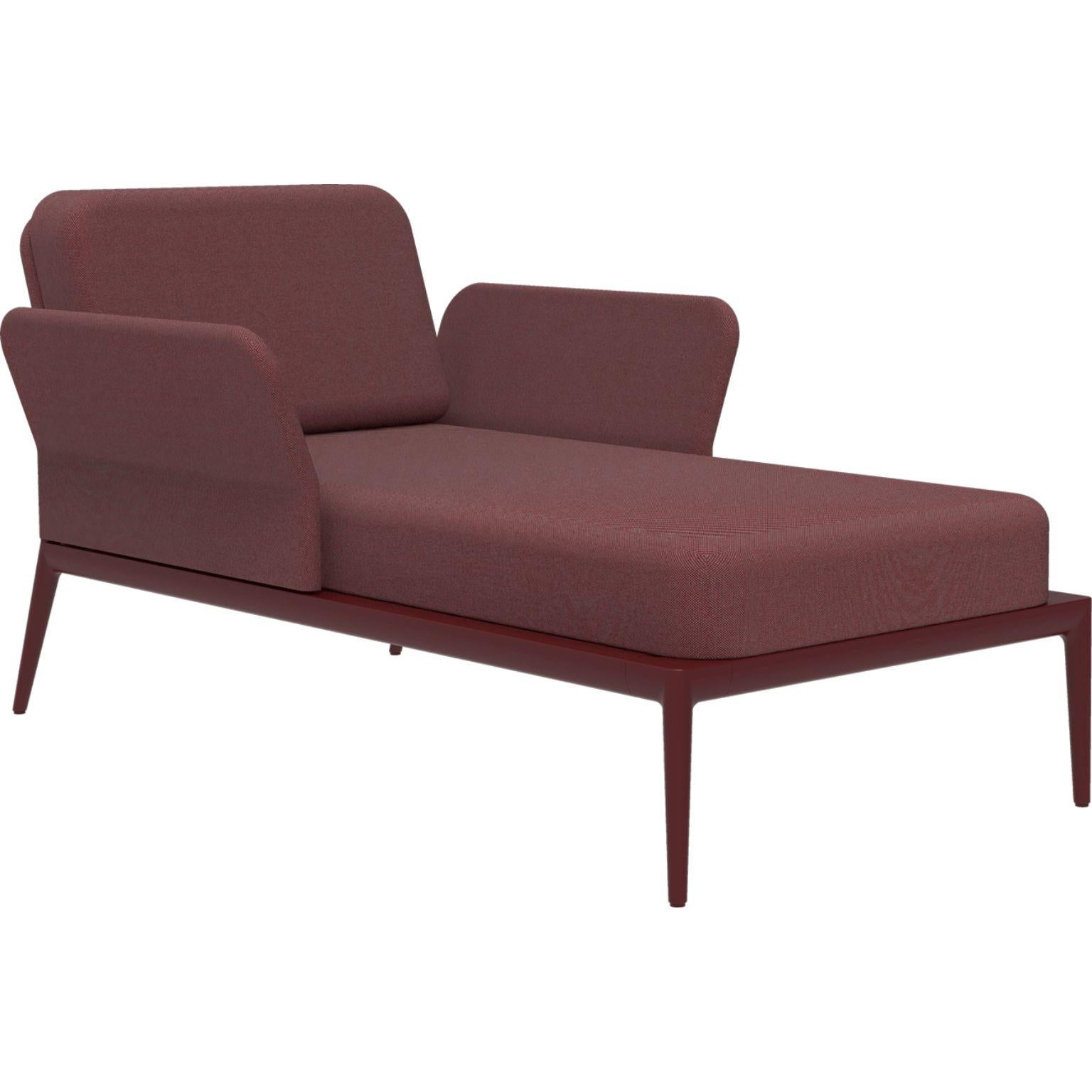 Cover burgundy divan by MOWEE.
Dimensions: D91 x W155 x H81 cm (seat height 42 cm).
Material: aluminum and upholstery.
Weight: 30 kg.
Also available in different colors and finishes.

An unmistakable collection for its beauty and robustness. A
