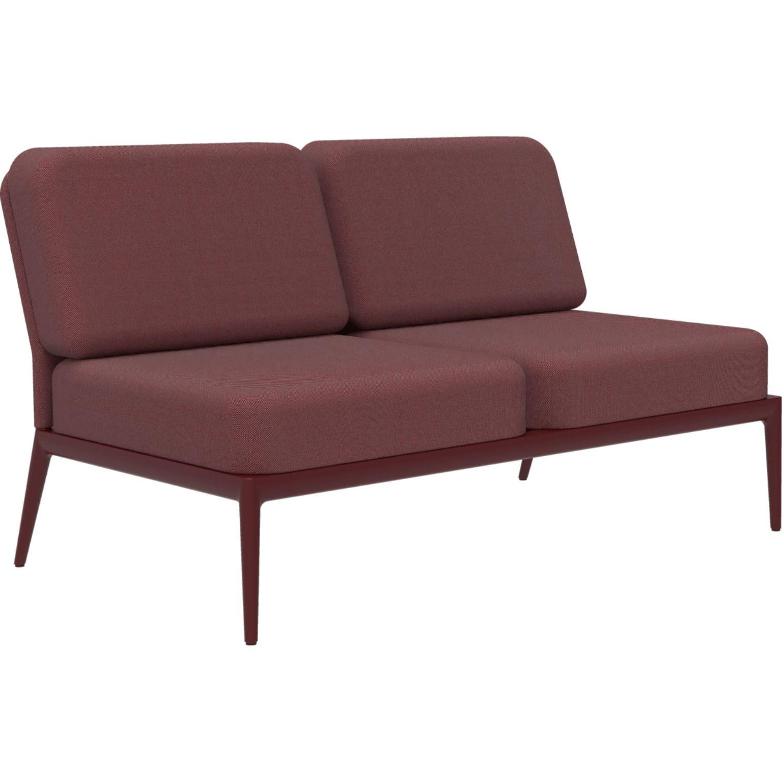 Cover Burgundy double central modular sofa by MOWEE
Dimensions: D 83 x W 136 x H 81 cm (seat height 42 cm).
Material: Aluminum and upholstery.
Weight: 27 kg.
Also available in different colors and finishes.

An unmistakable collection for its