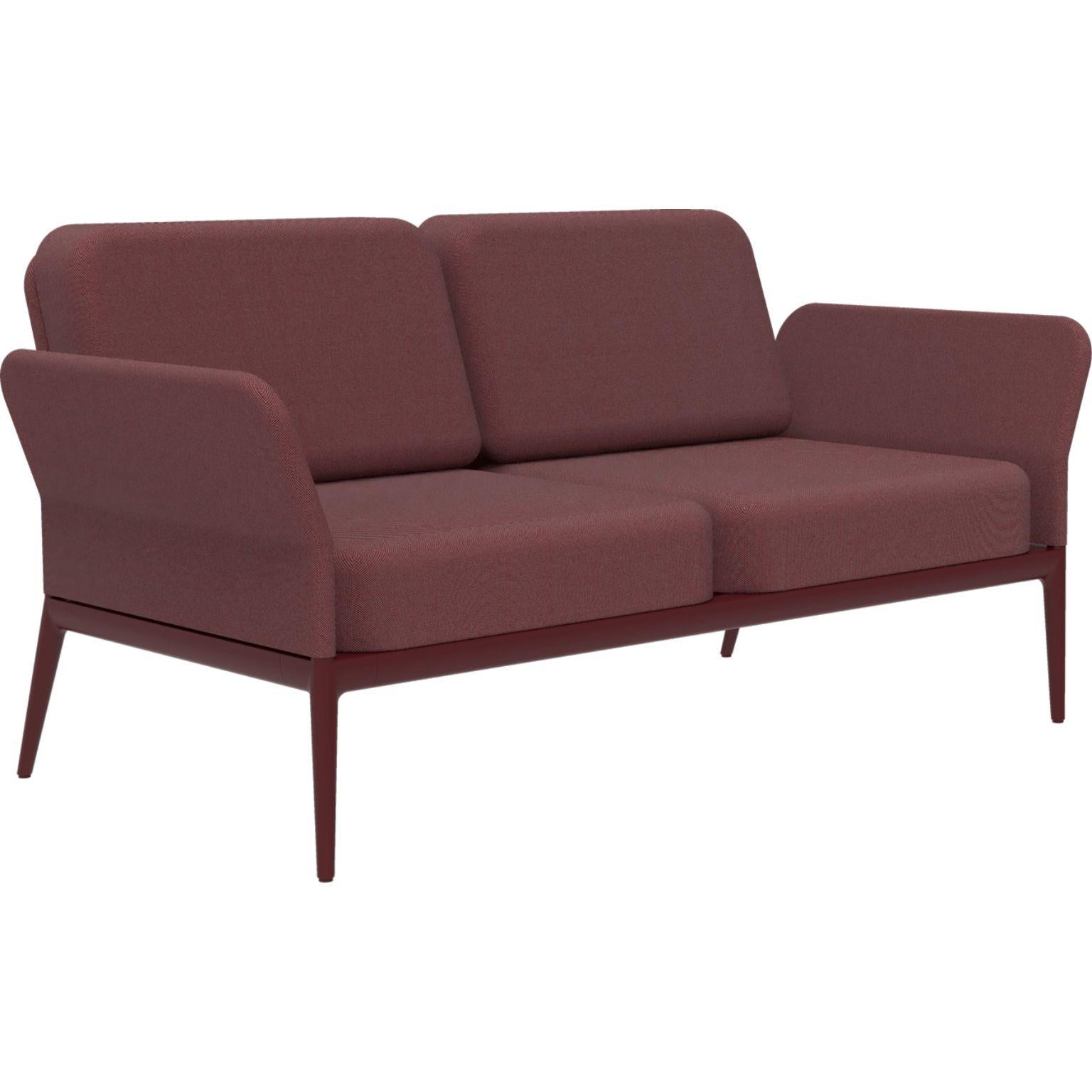 Cover burgundy sofa by MOWEE
Dimensions: D83 x W160 x H81 cm (seat height 42 cm).
Material: Aluminum and upholstery.
Weight: 32 kg.
Also available in different colors and finishes. 

An unmistakable collection for its beauty and robustness. A