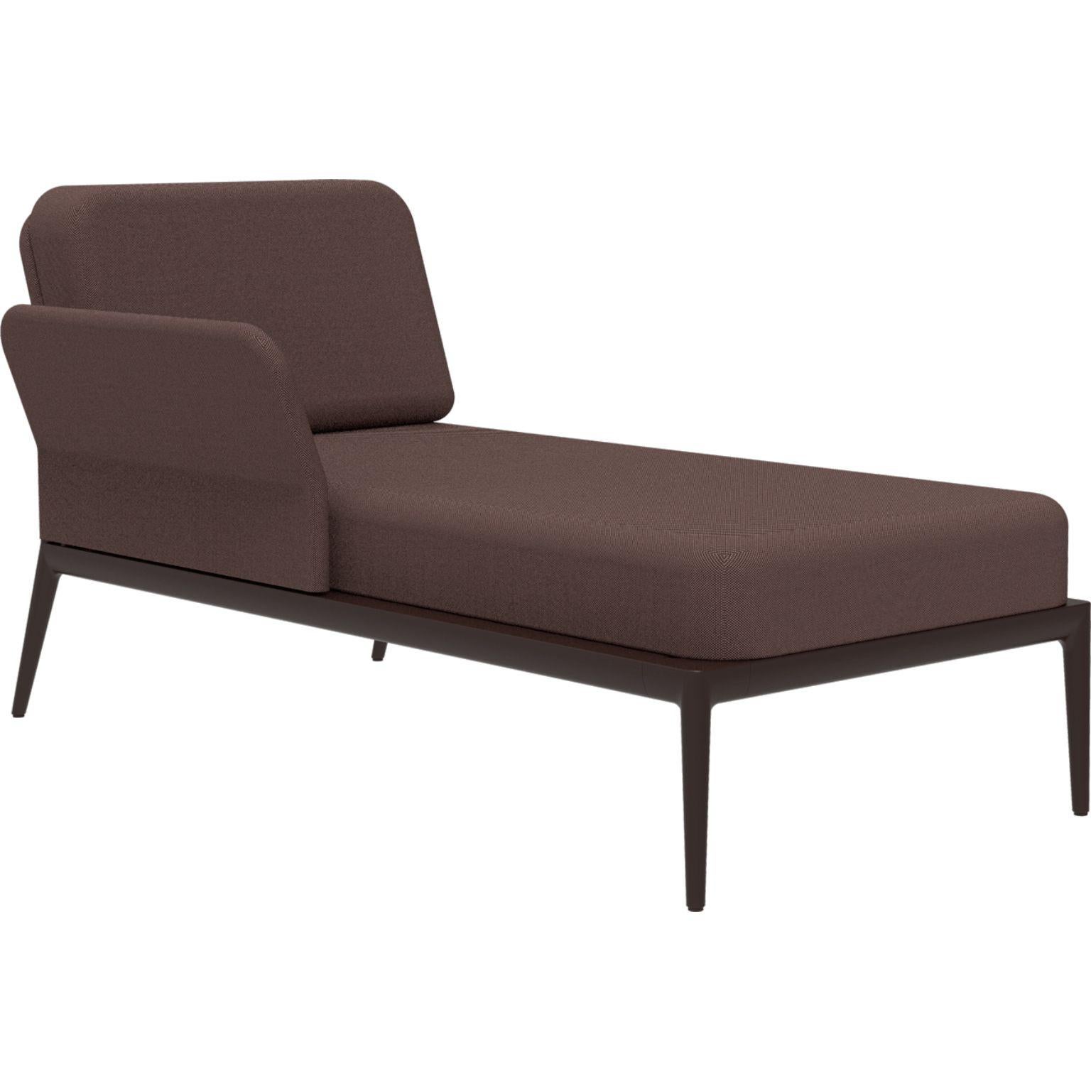 Cover Chocolate Right Chaise Longue by MOWEE
Dimensions: D 80 x W 155 x H 81 cm (seat height 42 cm).
Material: Aluminum and upholstery.
Weight: 28 kg.
Also available in different colors and finishes. Please contact us.

An unmistakable