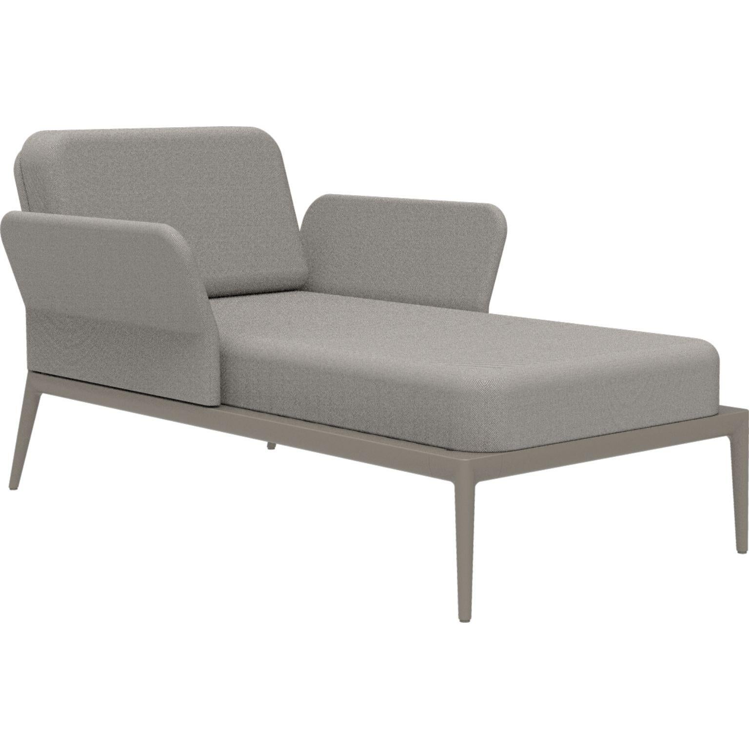 Cover cream divan by MOWEE.
Dimensions: D91 x W155 x H81 cm (seat height 42 cm).
Material: aluminum and upholstery.
Weight: 30 kg.
Also available in different colors and finishes. 

An unmistakable collection for its beauty and robustness. A