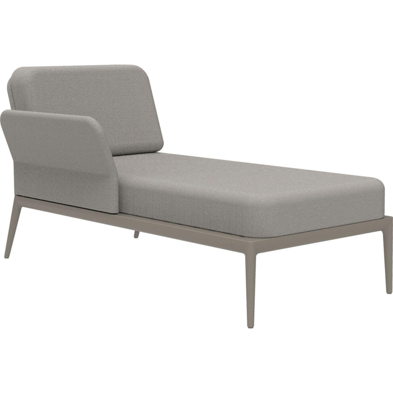 Bezug Creme Rechts Chaise Longue von MOWEE
Abmessungen: T 80 x B 155 x H 81 cm (Sitzhöhe 42 cm).
MATERIAL: Aluminium und Polstermaterial.
Gewicht: 28 kg.
Auch in verschiedenen Farben und Ausführungen erhältlich. Bitte kontaktieren Sie uns.

Eine