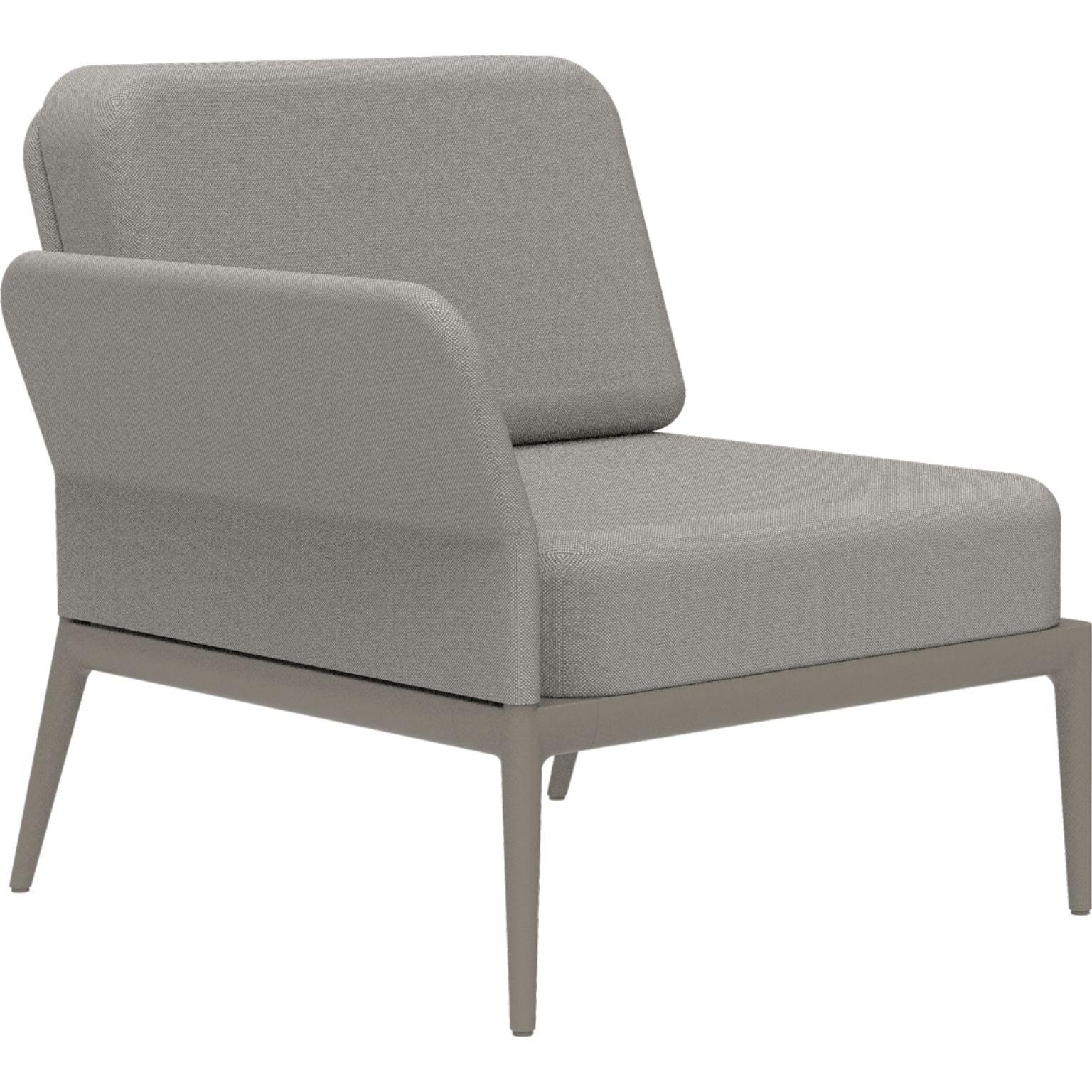 Bezug Cream Right Modulares Sofa von MOWEE
Abmessungen: T83 x B80 x H81 cm (Sitzhöhe 42 cm).
MATERIAL: Aluminium und Polstermaterial. 
Gewicht: 19 kg.
Auch in verschiedenen Farben und Ausführungen erhältlich. Bitte kontaktieren Sie uns.

Eine