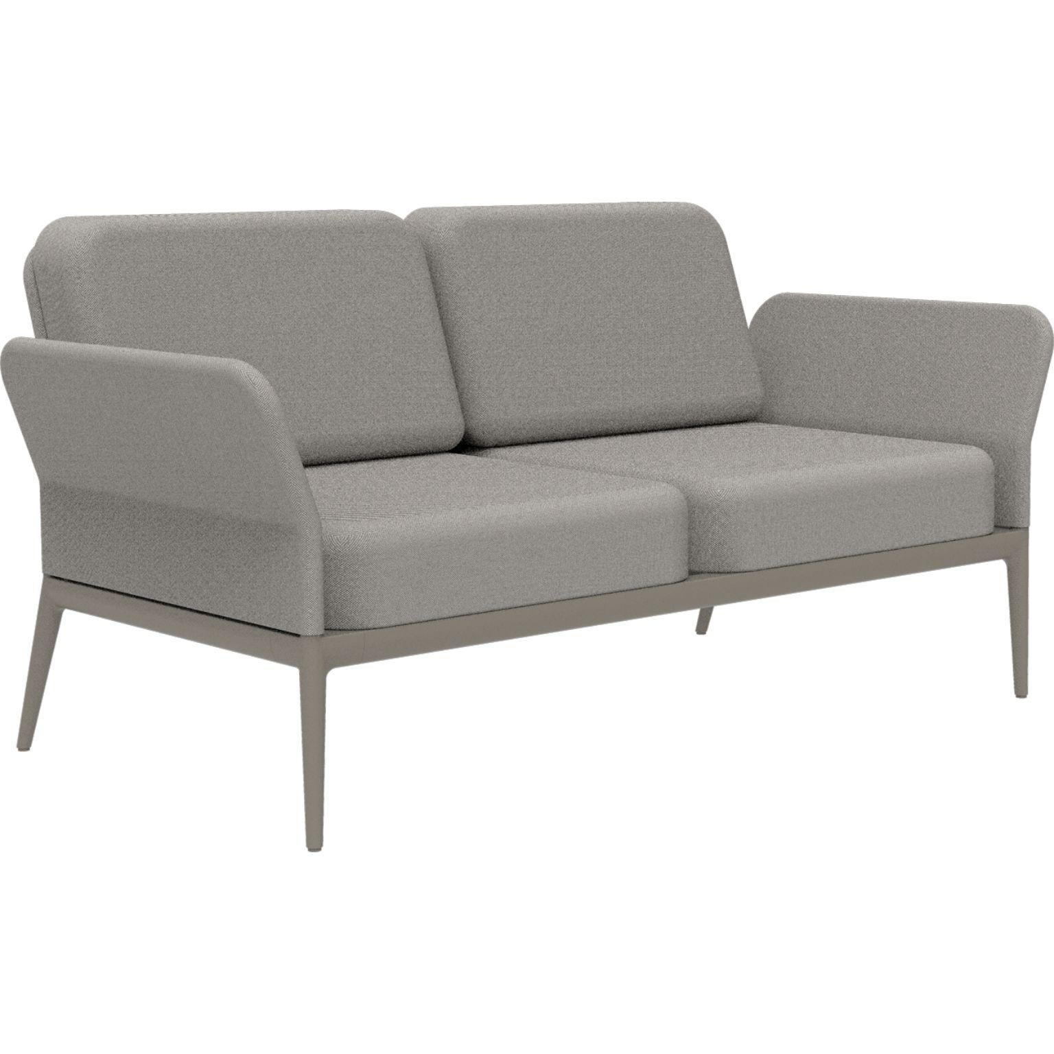 Cover Cream Sofa by MOWEE.
Dimensions: D83 x W160 x H81 cm (seat height 42 cm).
Material: aluminum and upholstery.
Weight: 32 kg.
Also available in different colors and finishes.

An unmistakable collection for its beauty and robustness. A