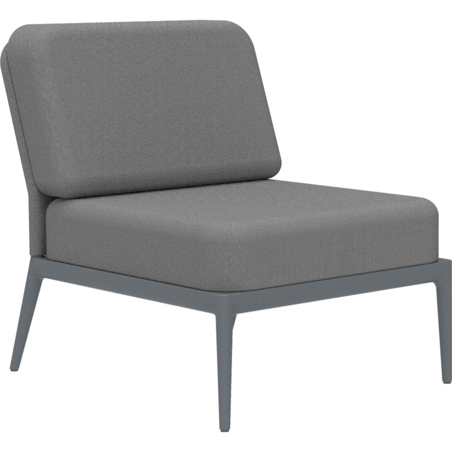 Bezug Grey Central Modulares Sofa von MOWEE.
Abmessungen: T 83 x B 68 x H 81 cm (Sitzhöhe 42 cm).
MATERIAL: Aluminium und Polstermaterial.
Gewicht: 17 kg.
Auch in verschiedenen Farben und Ausführungen erhältlich.

Eine Collection'S, die durch ihre