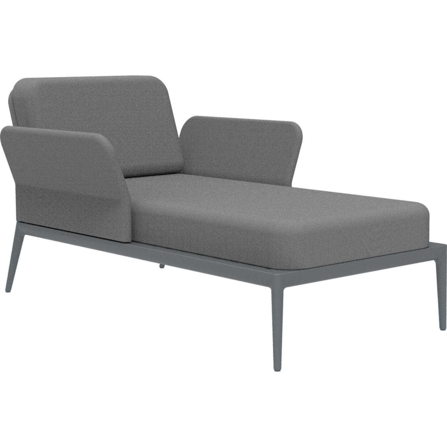 Cover grey divan by MOWEE.
Dimensions: D91 x W155 x H81 cm (seat height 42 cm).
Material: aluminum and upholstery.
Weight: 30 kg.
Also available in different colors and finishes. 

An unmistakable collection for its beauty and robustness. A