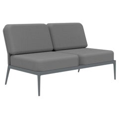 Modulares Sofa mit grauer Deckel in der Mitte von MOWEE